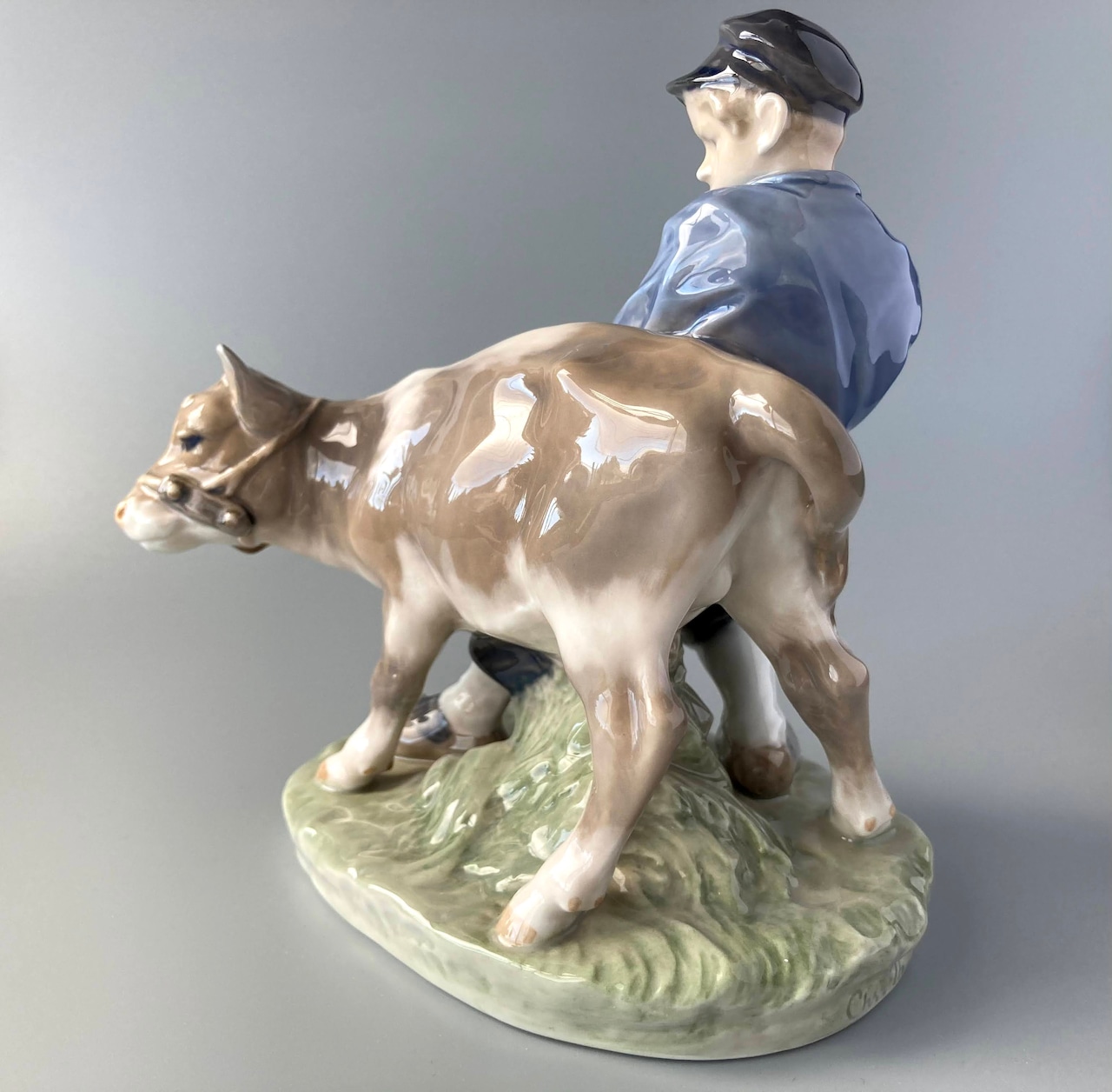 ロイヤルコペンハーゲン フィギュリン 「Boy with calf」牛飼いの少年