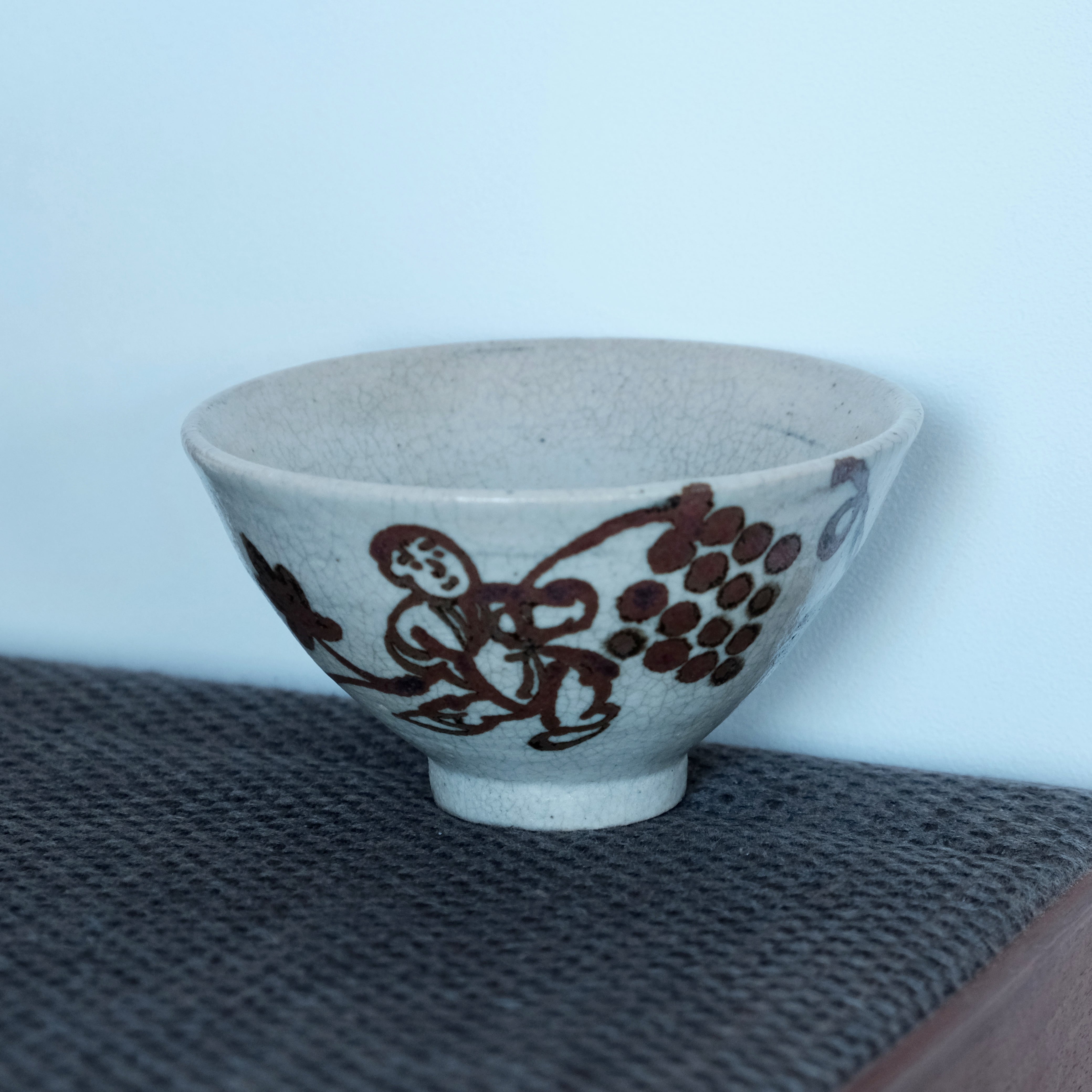 李朝 白磁 鉄絵碗 童子と葡萄 | まるや