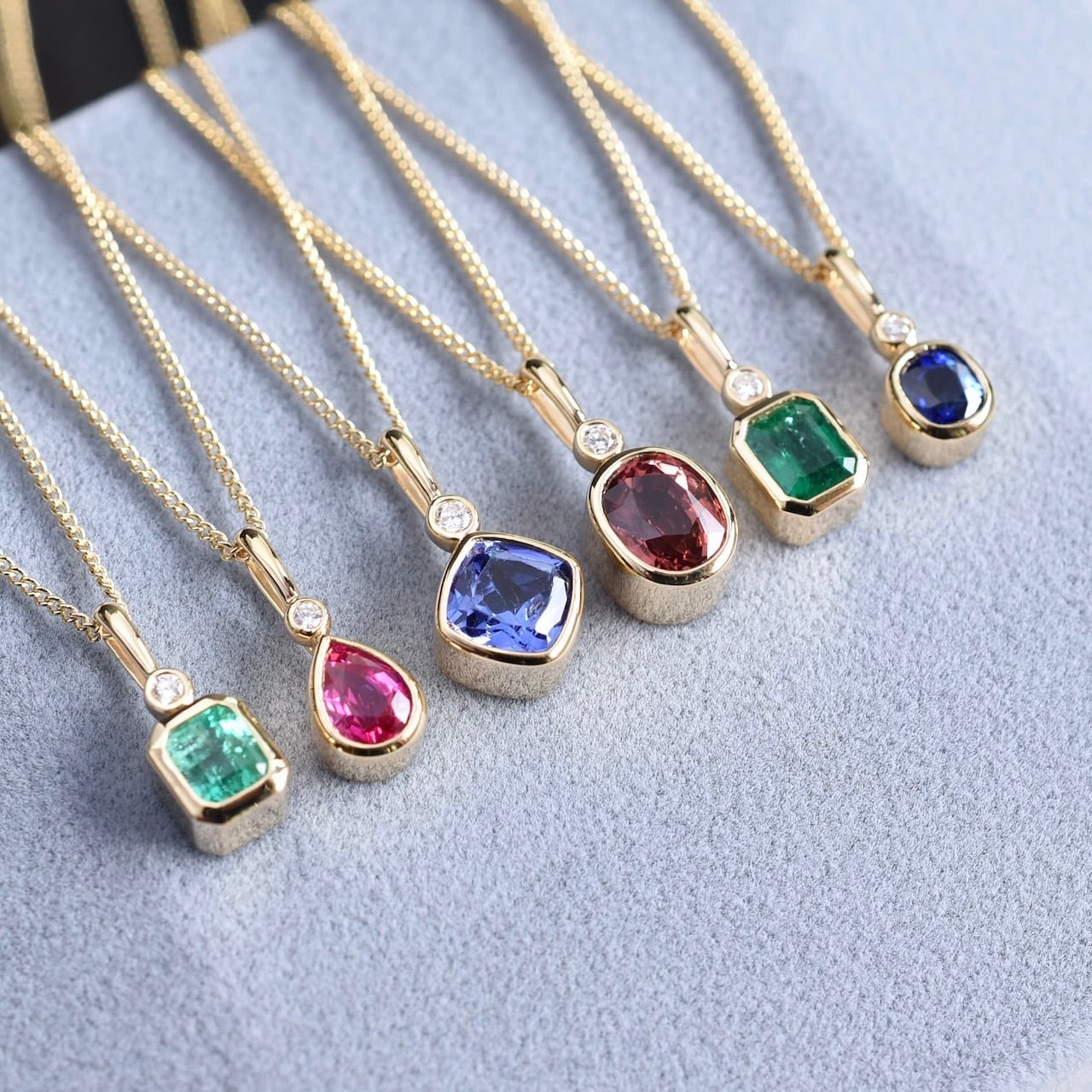 一点限り】K18YGエメラルド(0.483CT) ダイヤモンド覆輪ペンダント