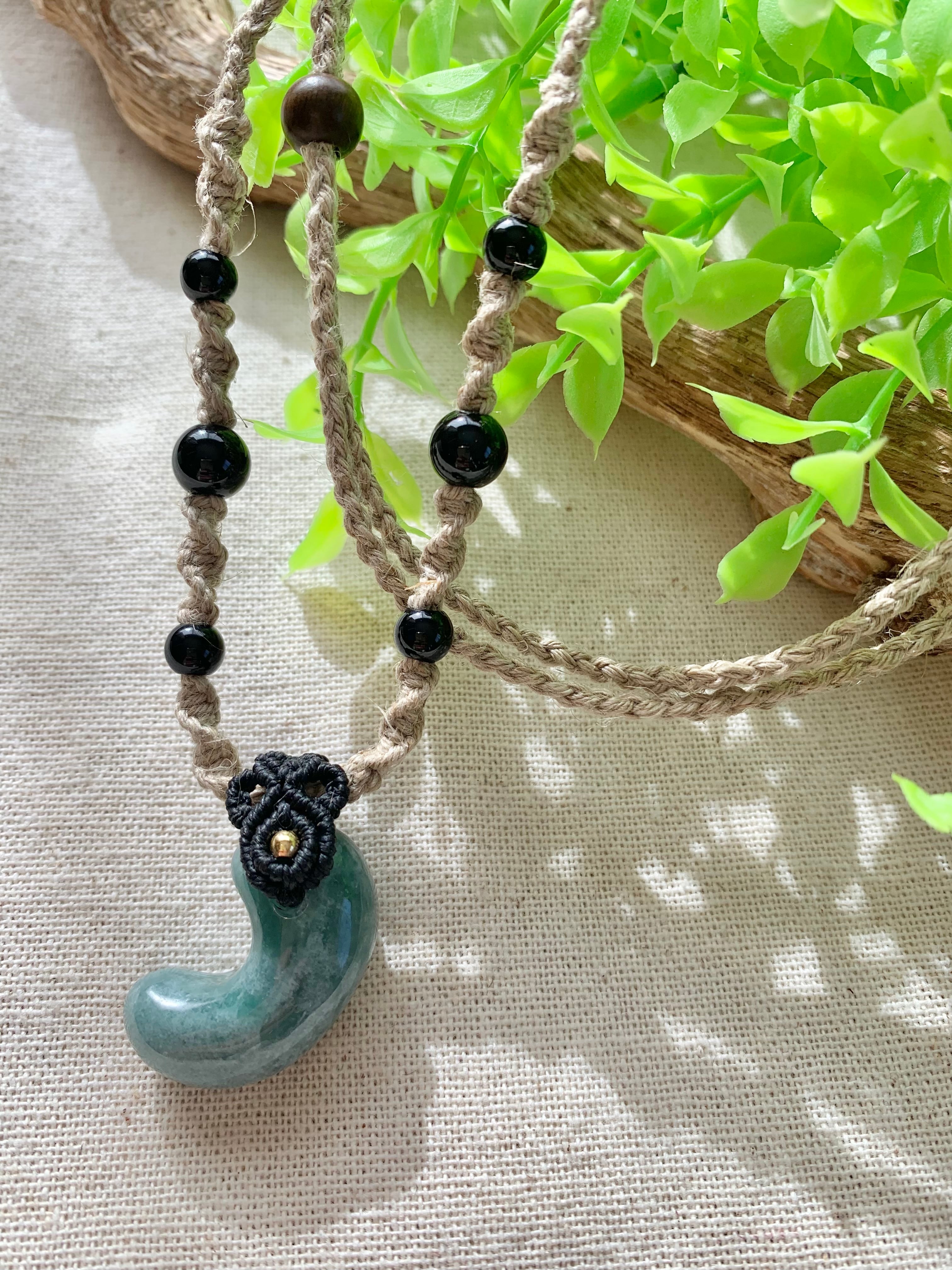 糸魚川翡翠 勾玉ネックレス1点もの ヘンプ紐 | 糸魚川翡翠・天然石を