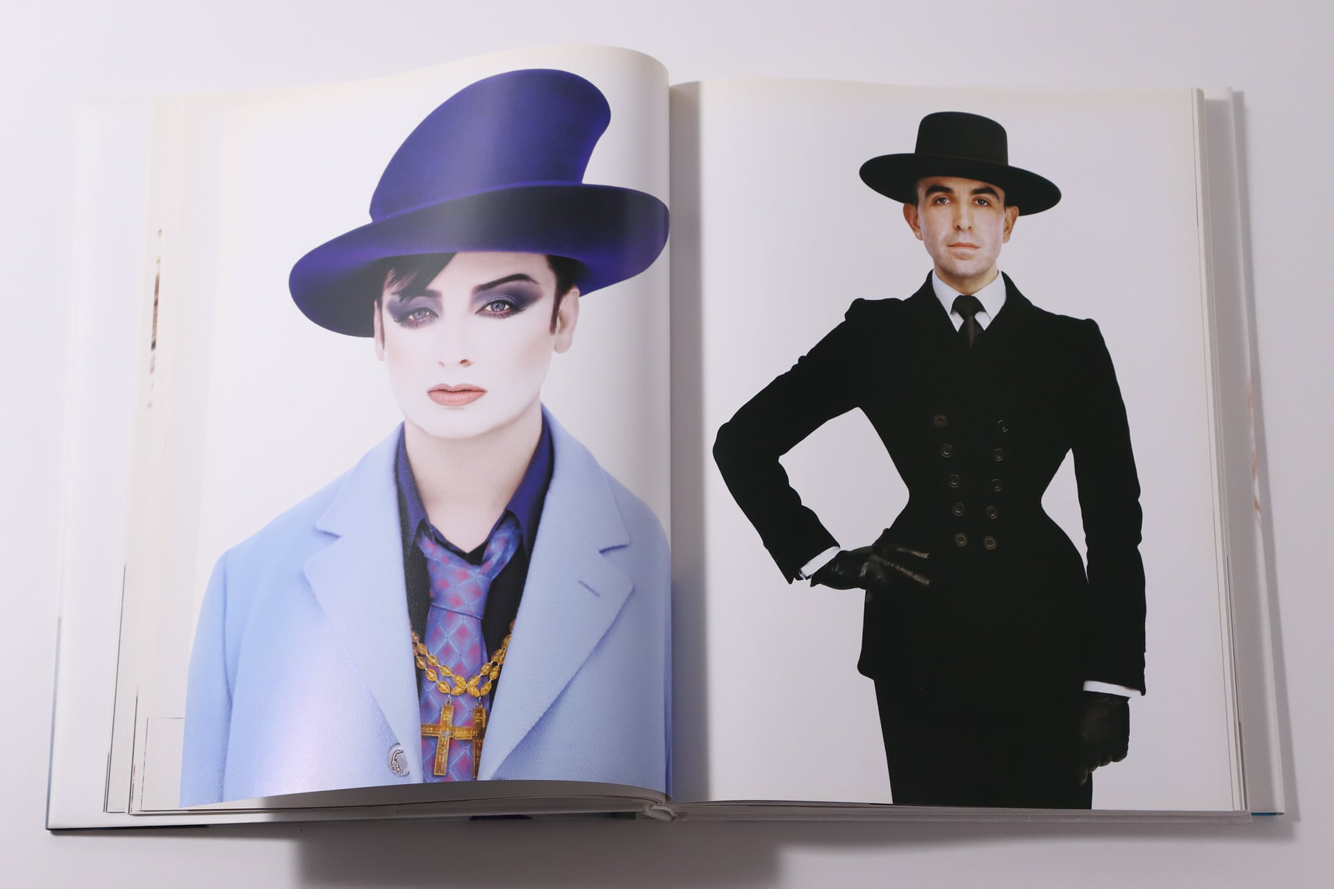 X-RAY / François Nars | CROSS_BOOKSHELF | VISIONAIRE（ヴィジョネア