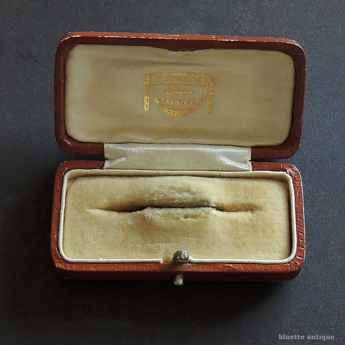 英国アンティークジュエリーケース E. SWEENEY ベージュベルベット