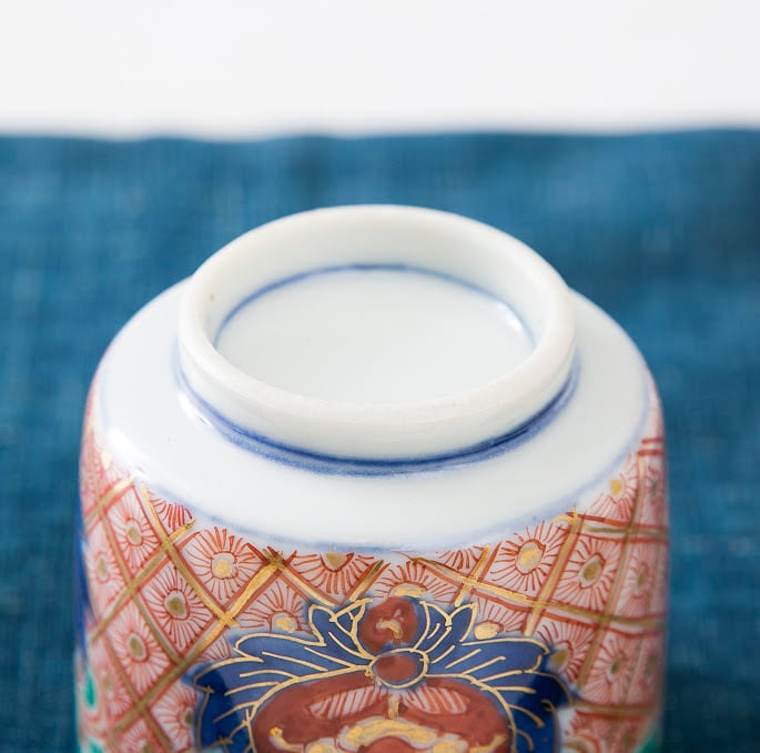 伊万里 のぞき猪口 色絵金彩 覗 盃 おちょこ 酒器 窓絵 牡丹 経菱 四方