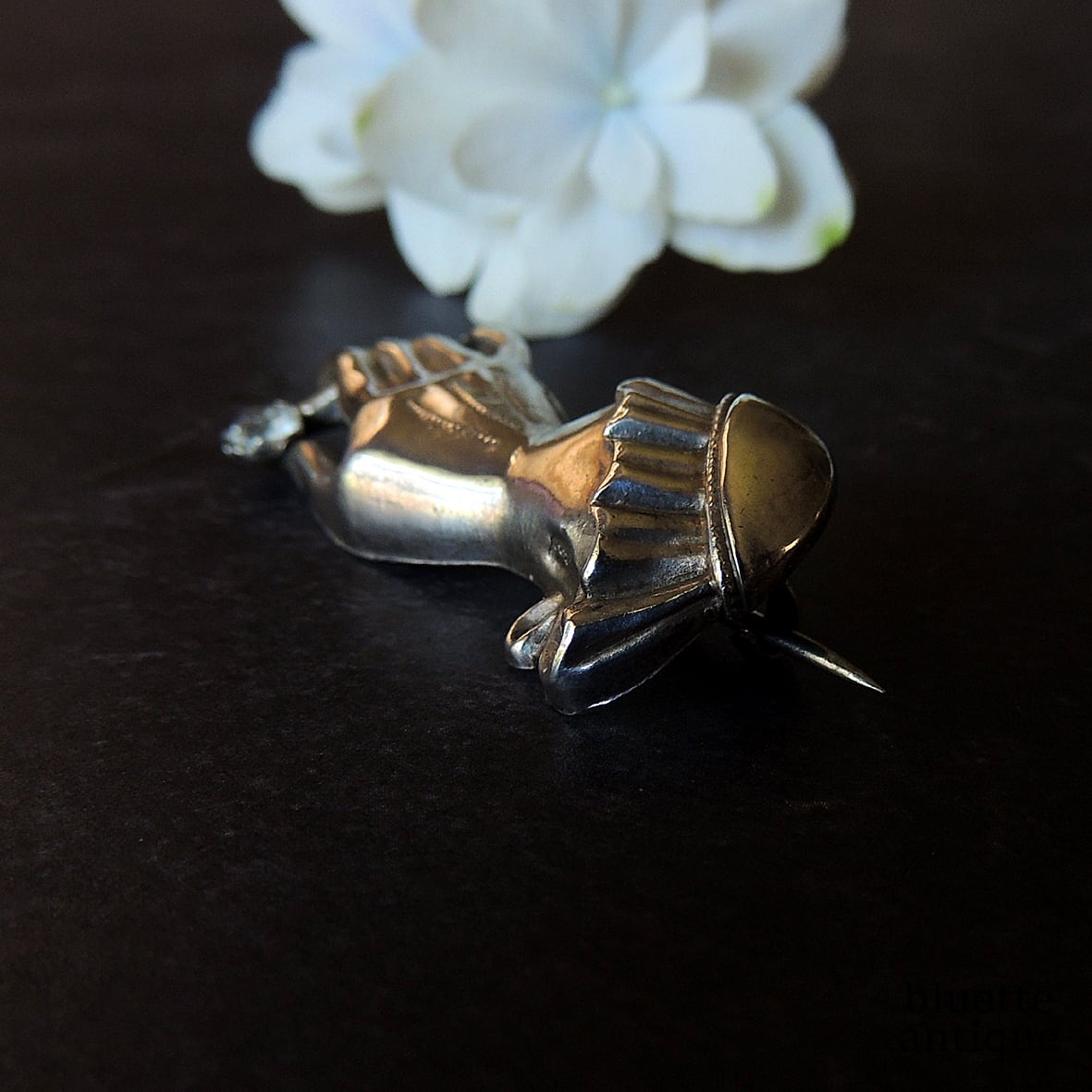 英国アンティーク スターリングシルバー ハンドモチーフ ブローチ
