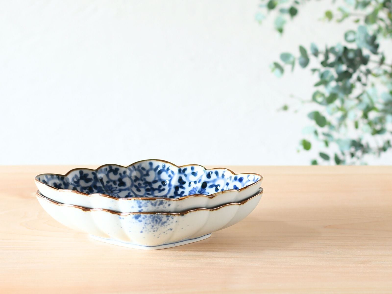 有田焼 福泉窯 手描き 染付濃蛸唐草木甲間取草花 縁錆菱型皿