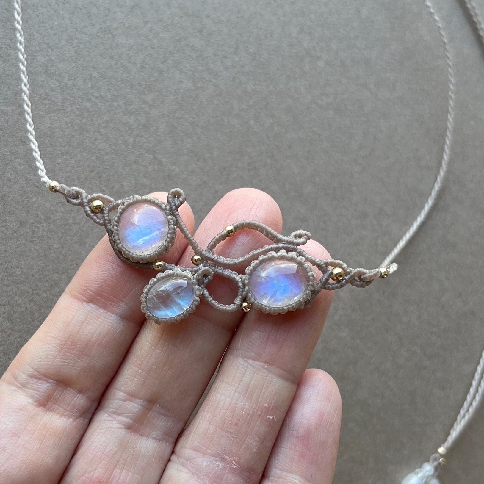 ムーンストーンのマクラメ編み 天然石ネックレス | SHANTi WALA