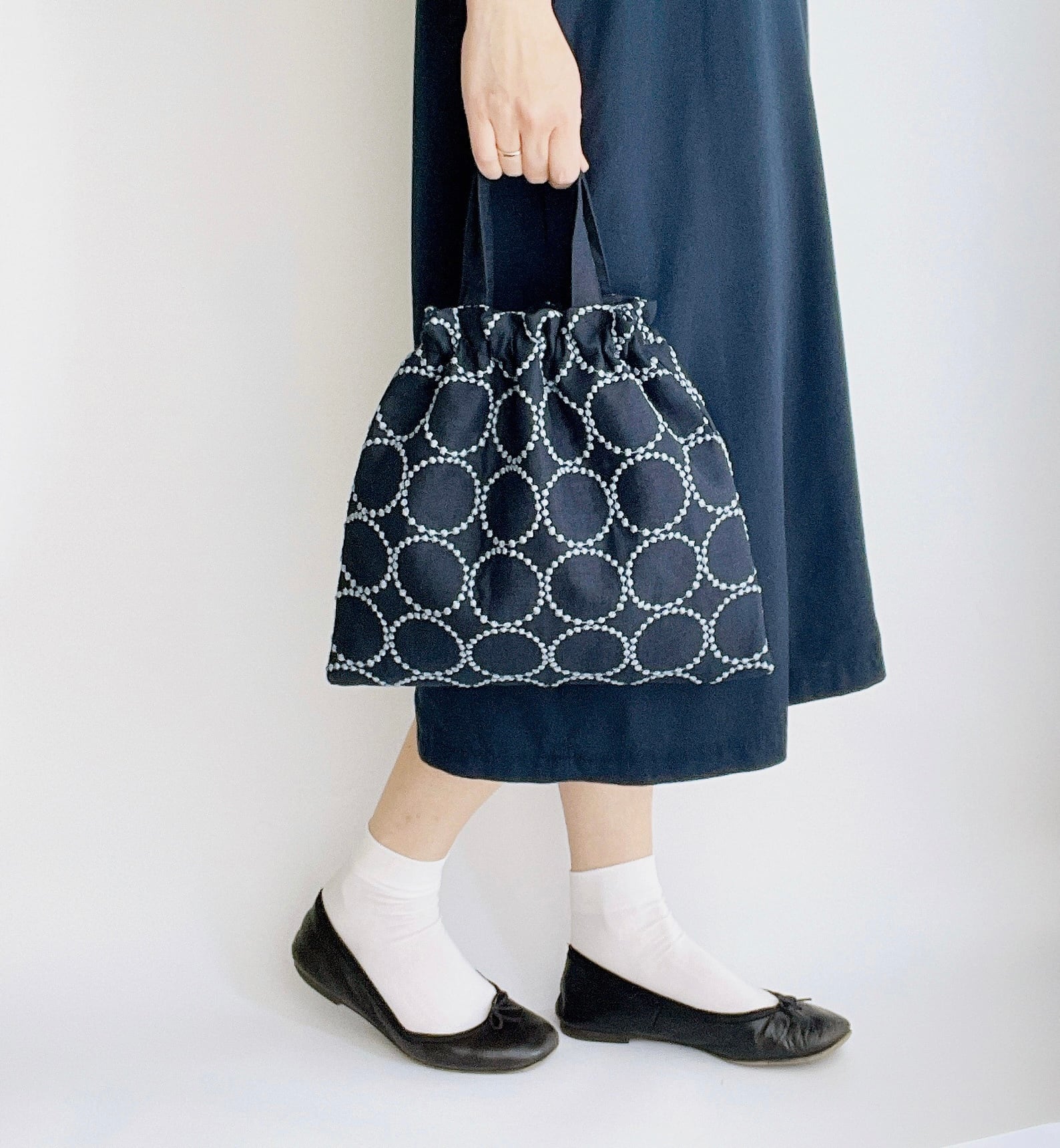 巾着ゴムバッグ(ミナペルホネン タンバリン)ネイビー | くらしこ