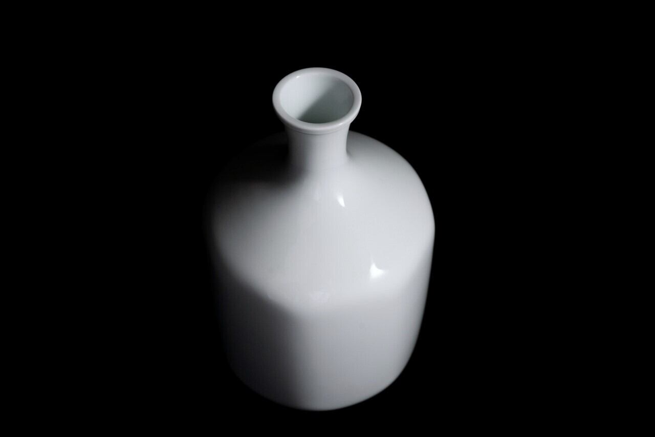 井上萬二作】白磁面取花瓶 | 井上萬二窯 INOUE MANJI KILN