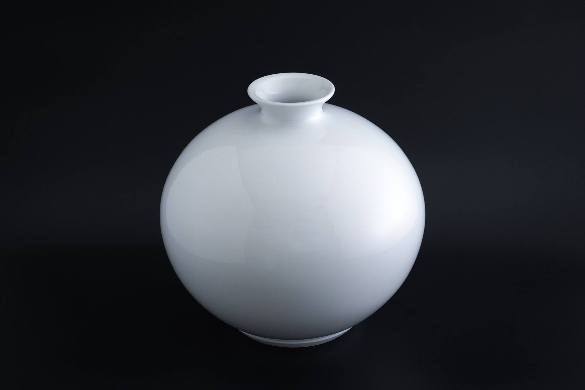 井上萬二作】白磁丸形壷 Φ24.5 | 井上萬二窯 INOUE MANJI KILN