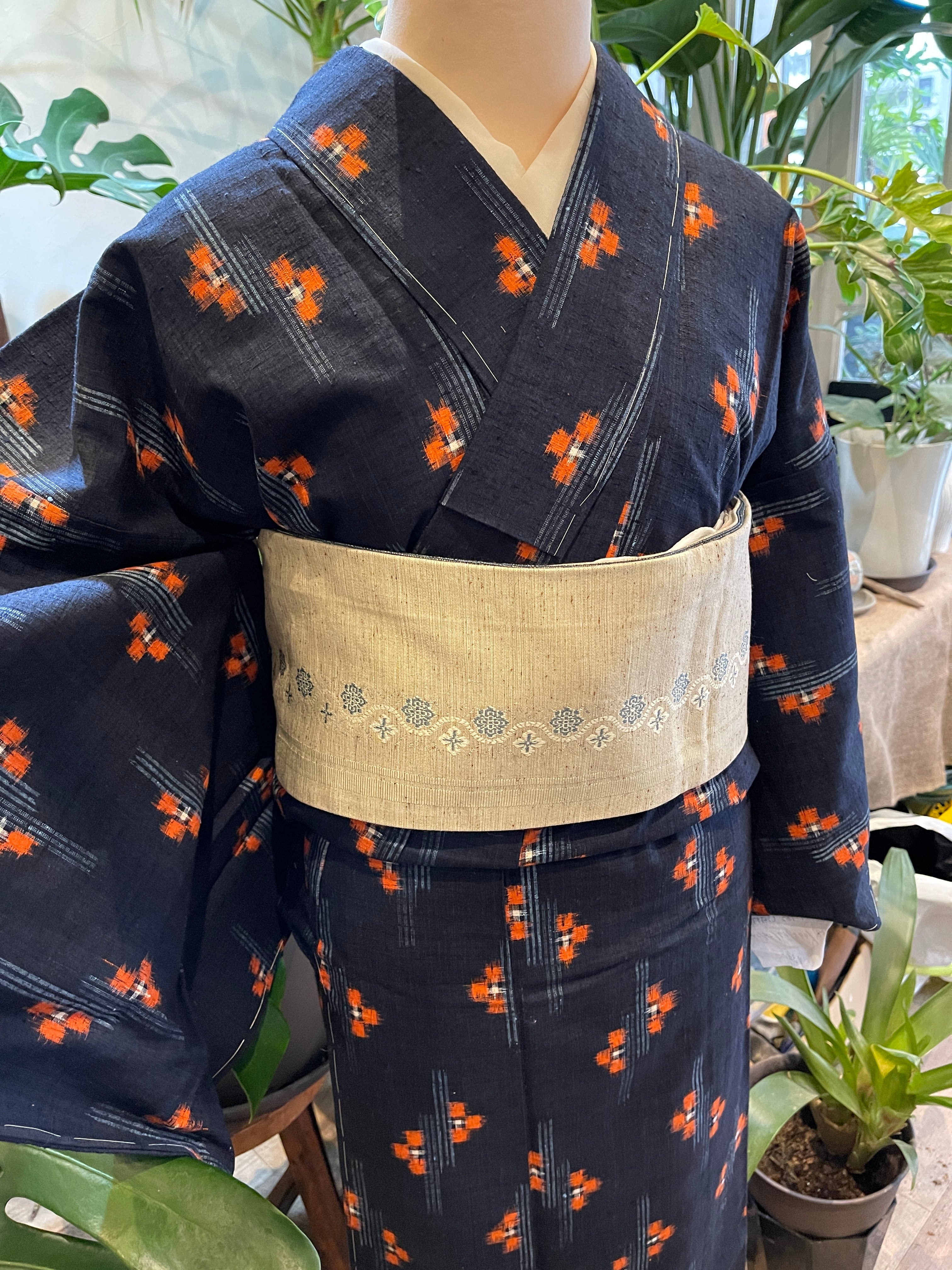 紬 裄67cm 紺地 絣織り オレンジの花 普段着 カジュアル