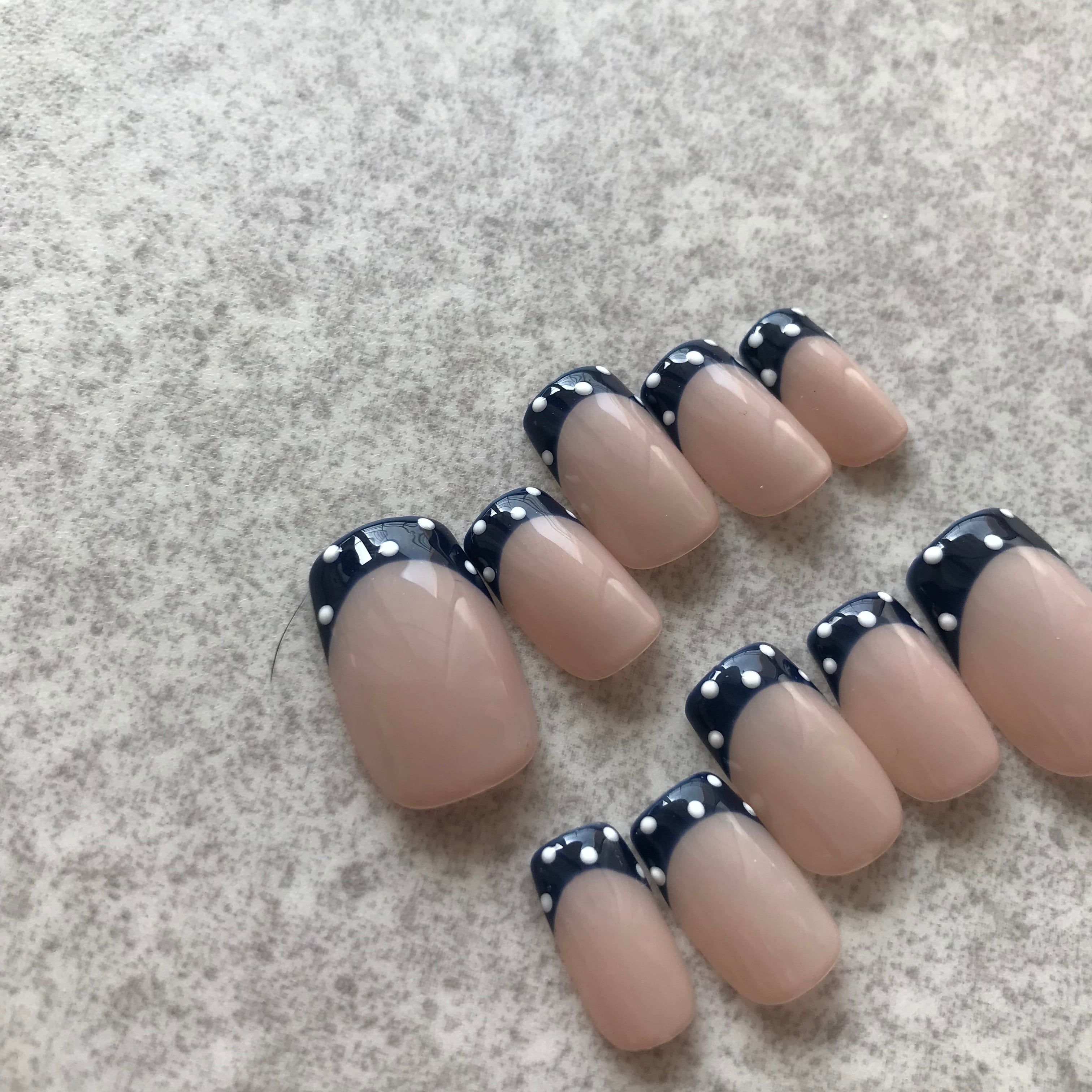 ドット柄×ネイビーフレンチネイルチップ | Pay ID