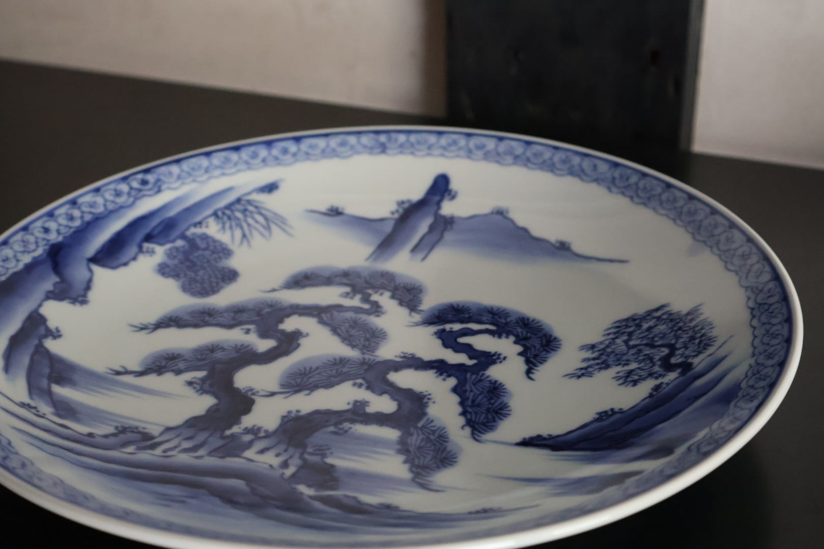 有田焼 山水(二本松) 大皿 | うつわ通販 土岐陶器店 / ONLINE SHOP
