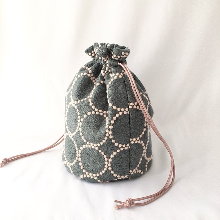 まる底巾着バッグ(ミナペルホネン タンバリン柄)グレーグリーン | くらしこ