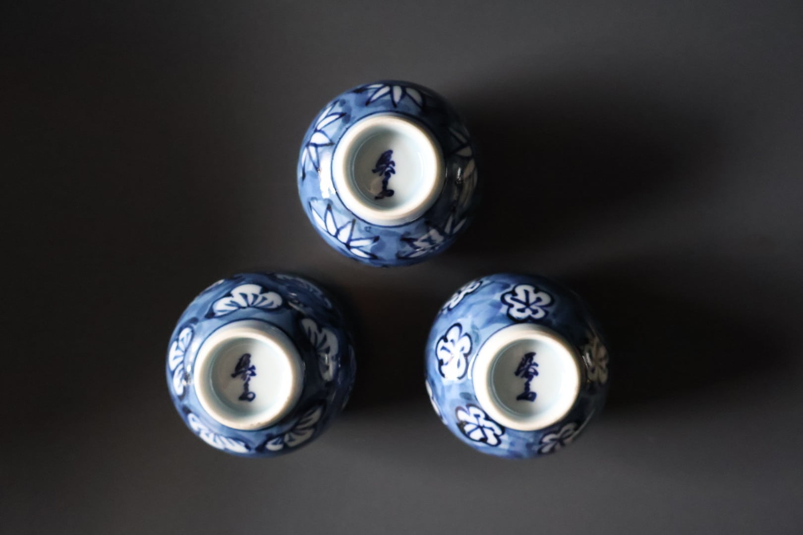 有田焼 源右衛門窯 古染風松竹梅 盃 三客 | うつわ通販 土岐陶器店