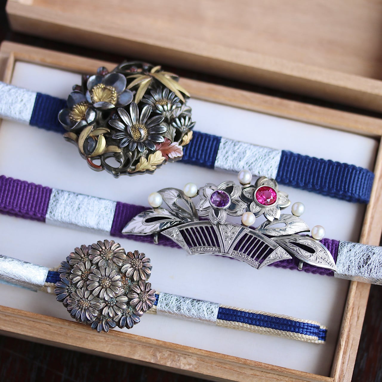 波紋と勾玉(波紋音と真琴？)と菊 帯留 金工 アンティーク アンティーク