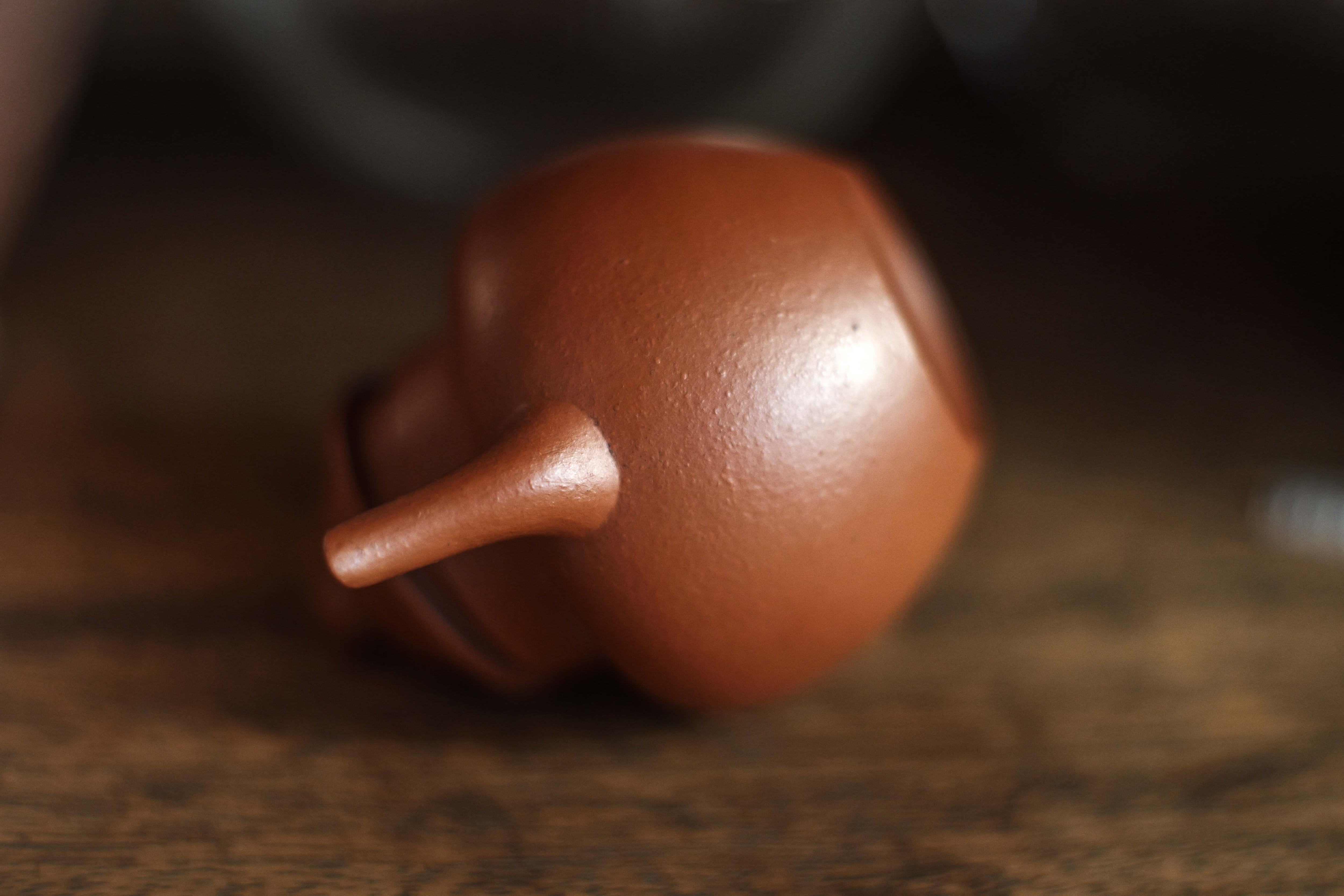 宜興紫砂壺「宮灯」（約100cc)・摹古・小煤窯朱泥 | 北白川糕糰店