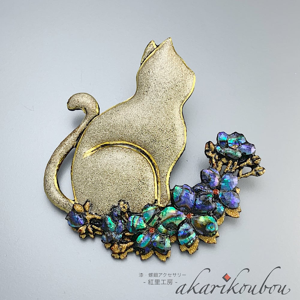 予約商品》銀蒔絵ブローチ 猫モチーフ 螺鈿桜 純金銀 漆アクセサリー