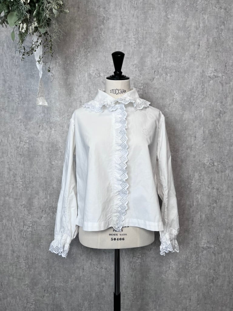 1900年代初頭 フランス フリルの刺繍がうっすら水色の珍しい