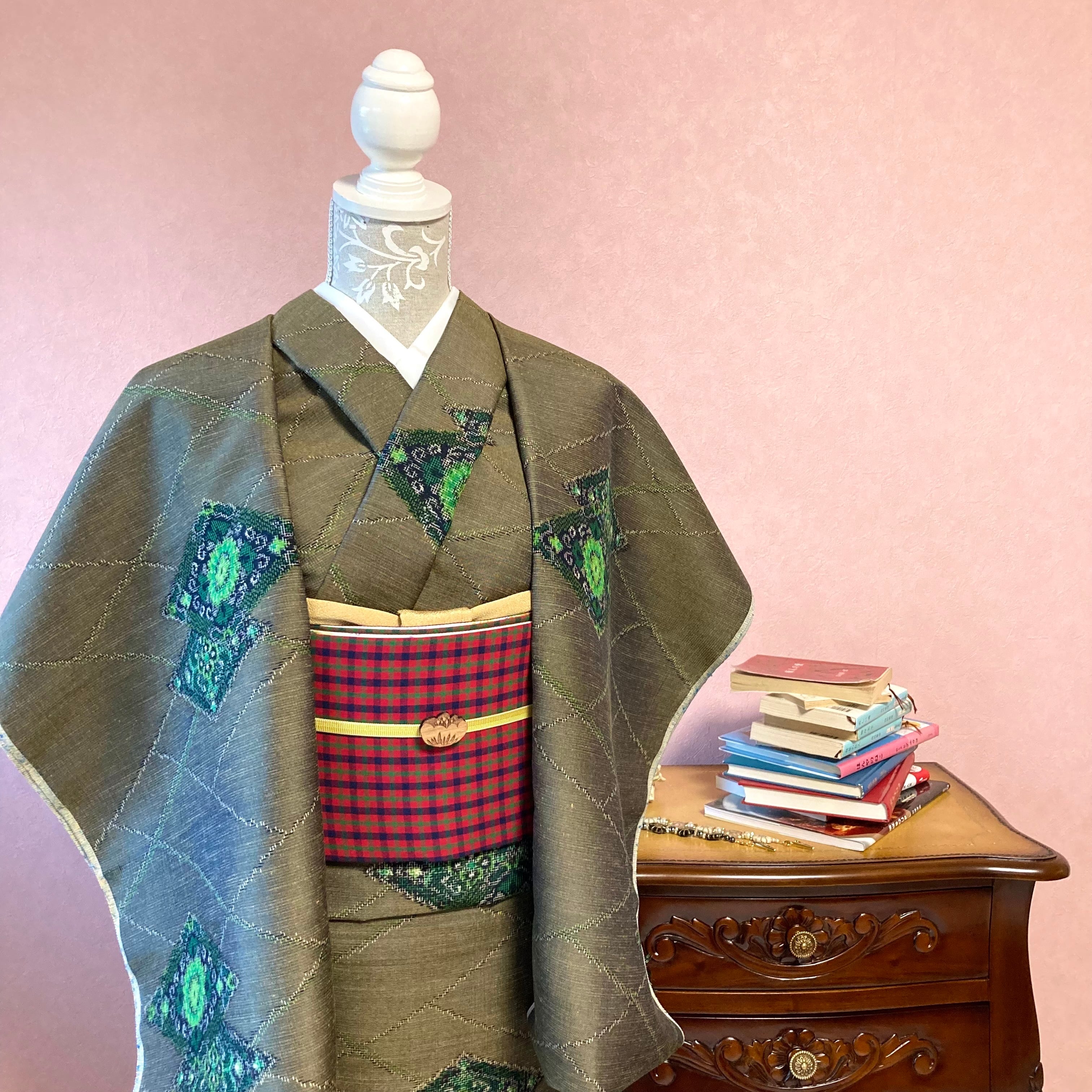 深茶 十日町紬 付下げ100亀甲 正絹着物 十日町紬 かさね絣格子 濃茶色（お取り寄せ品） | カジュアル着物