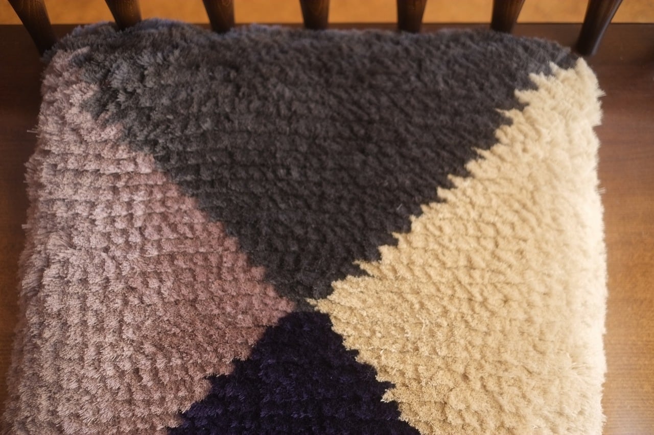 699◇【初入荷】ノッティング織り椅子敷き〖約40㎝×40㎝〗 | 民芸ペチカ