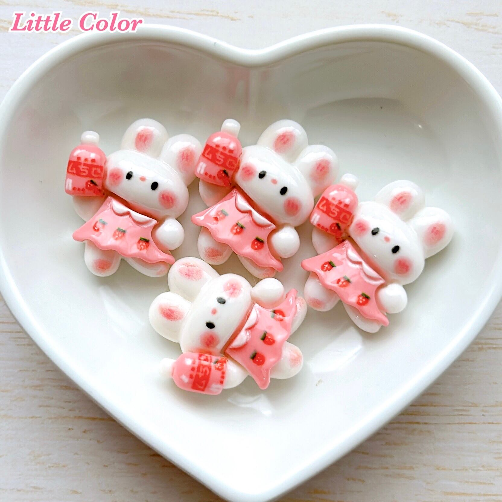 いちごジュースを持ったウサギのデコパーツ 4個セット (A16）/ うさぎ