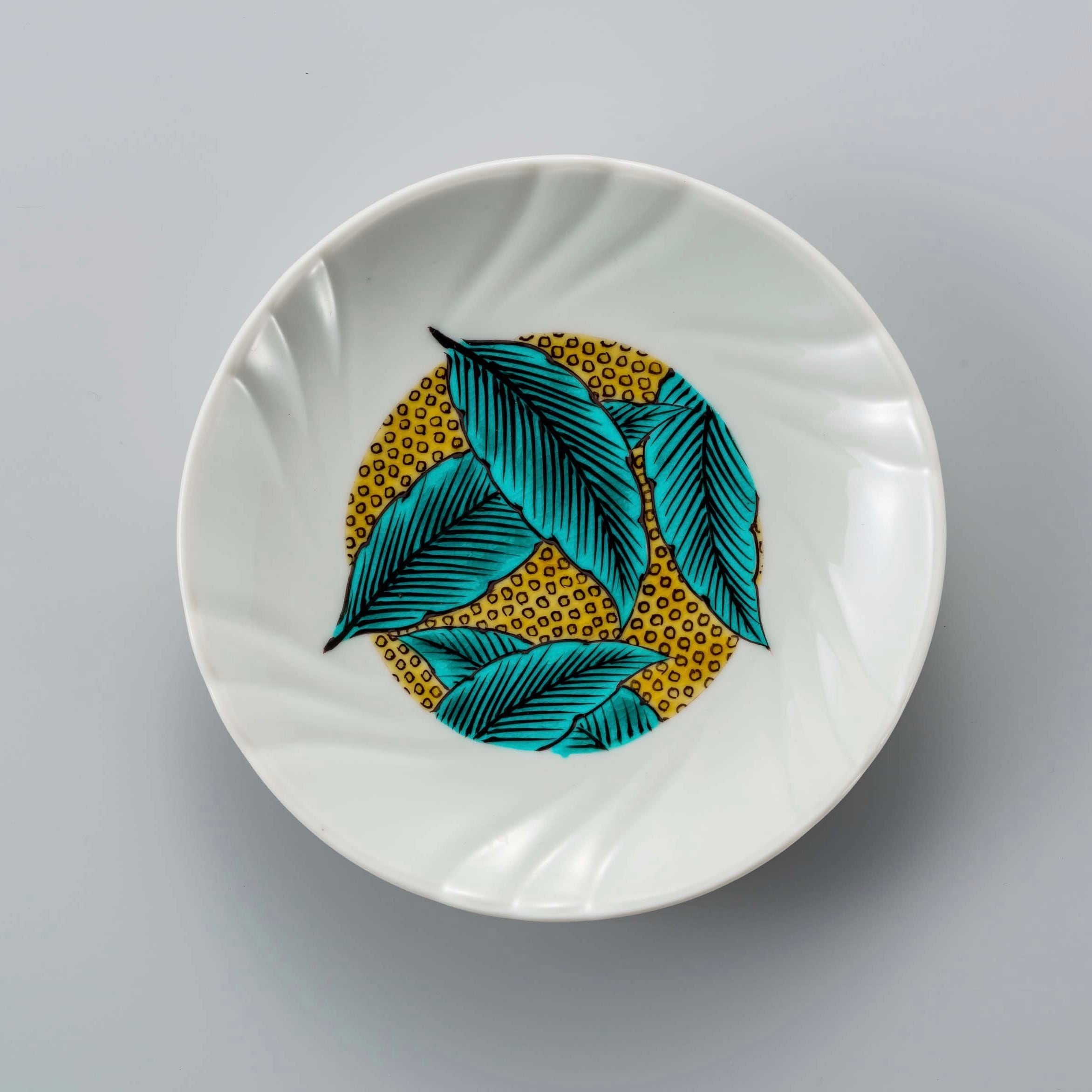 九谷焼・手描き絵付け 小皿【色絵葉文5寸皿】 | 九谷焼 真生窯 公式