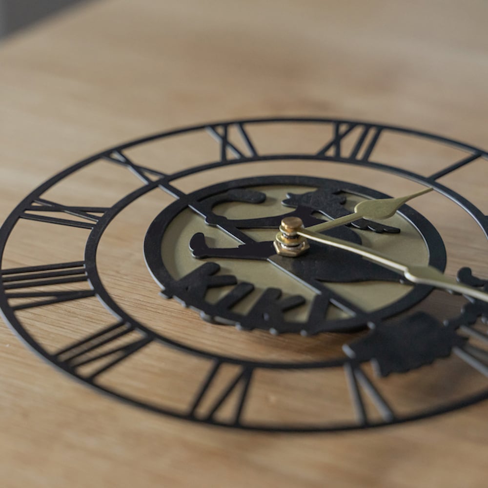 魔女の宅急便 キキの看板 壁掛け時計（1468） | すすのこ商店｜ジブリ