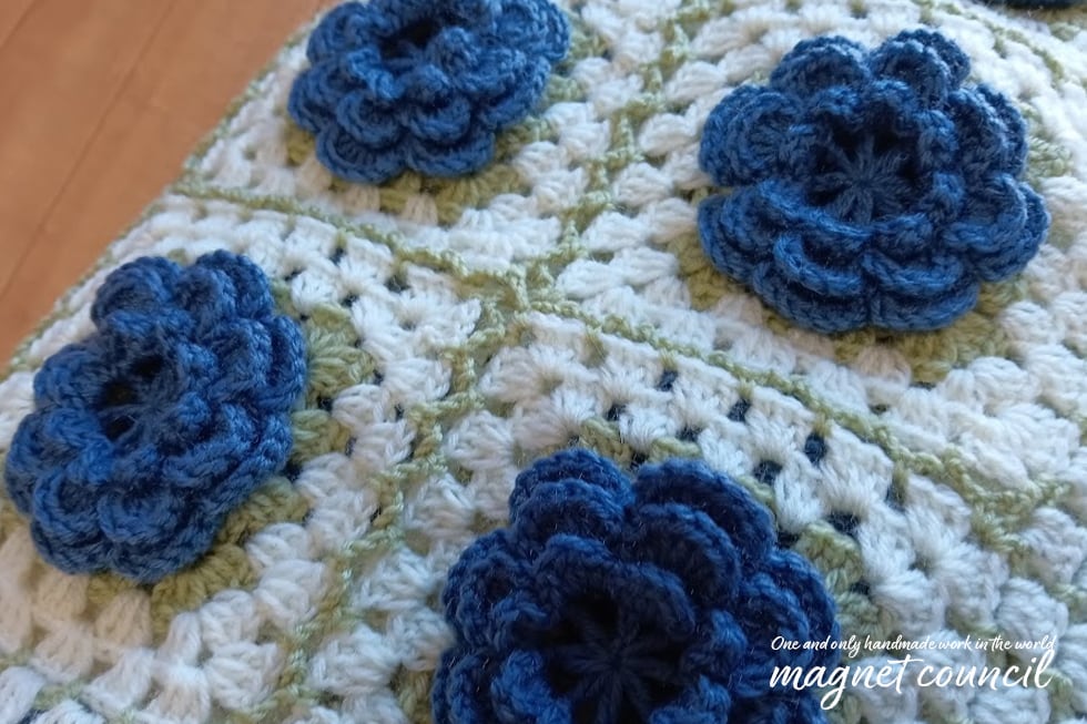 バラモチーフのブランケット（ブルー） | ハンドメイド雑貨magnet council