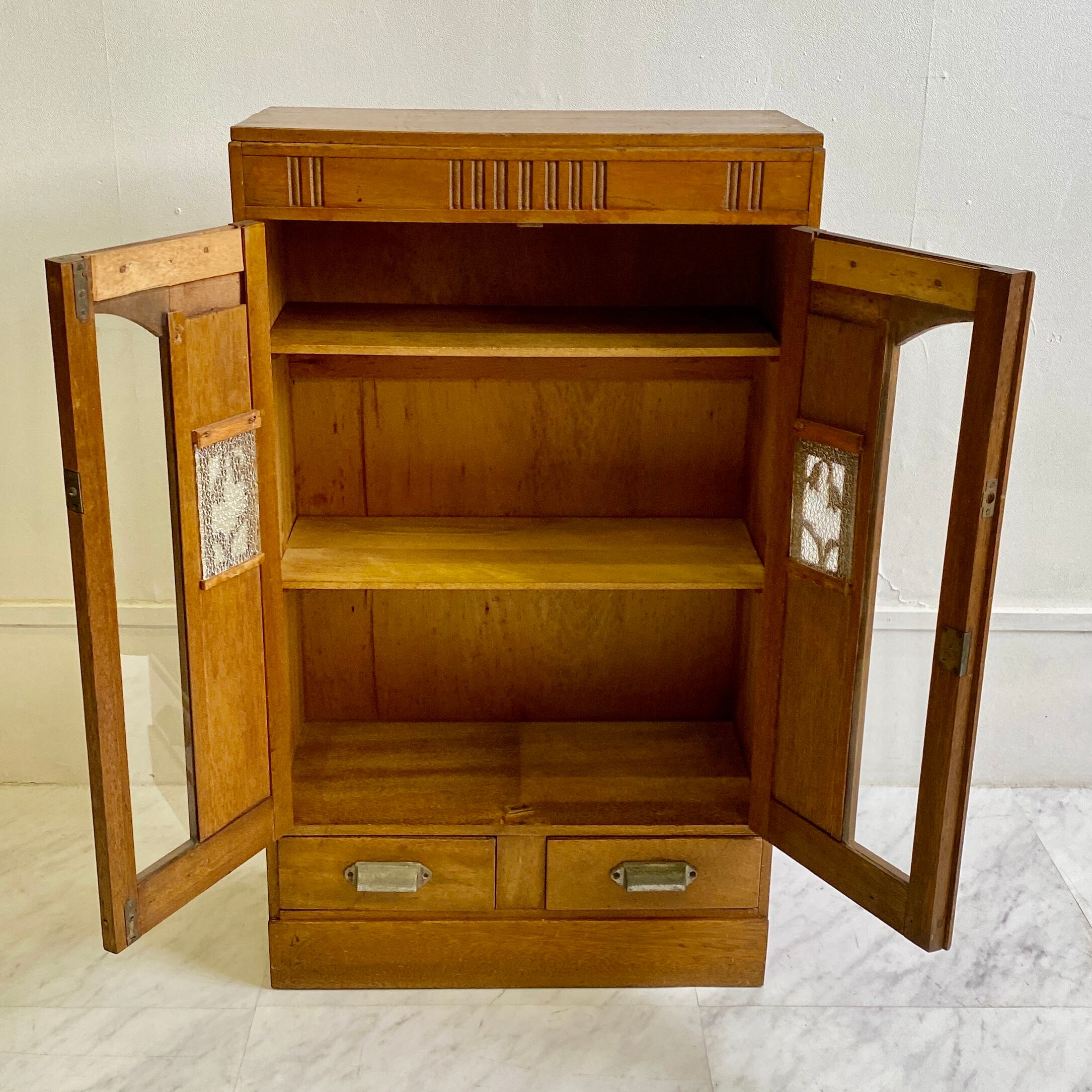 昭和レトロ 小振りなガラス扉付き両開きの棚 本棚 引出し 飾り棚