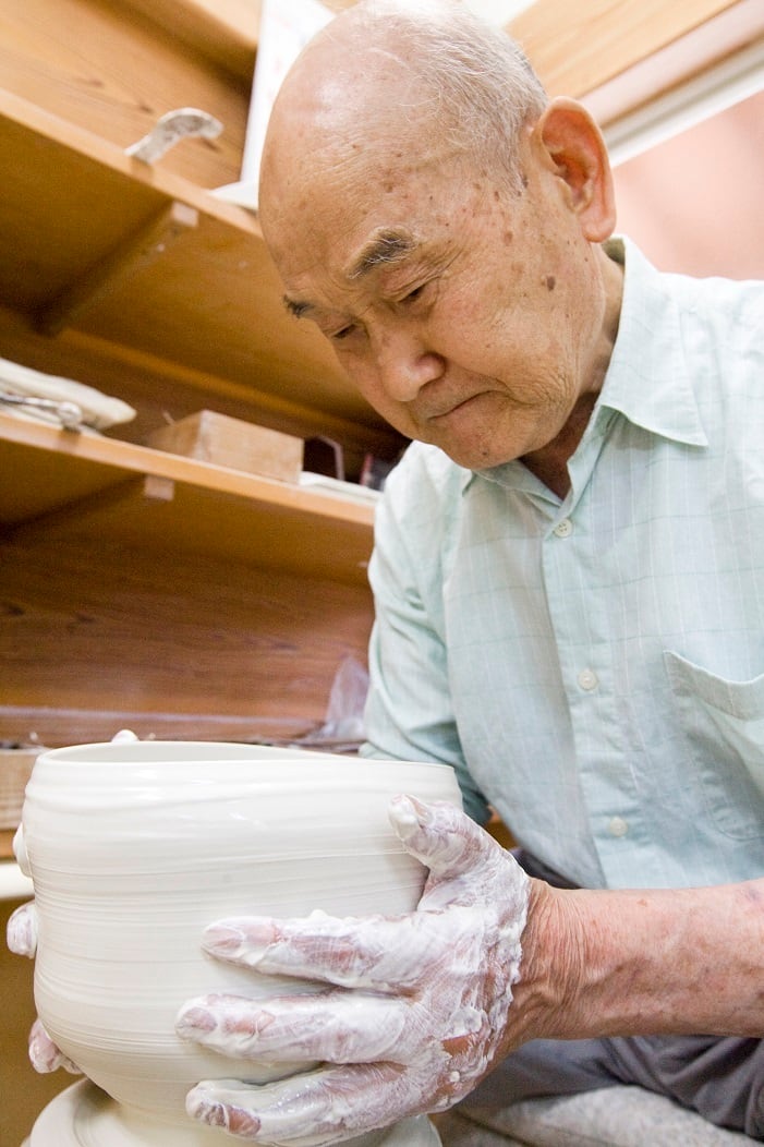 井上萬二作】白磁彫文面取壷 | 井上萬二窯 INOUE MANJI KILN