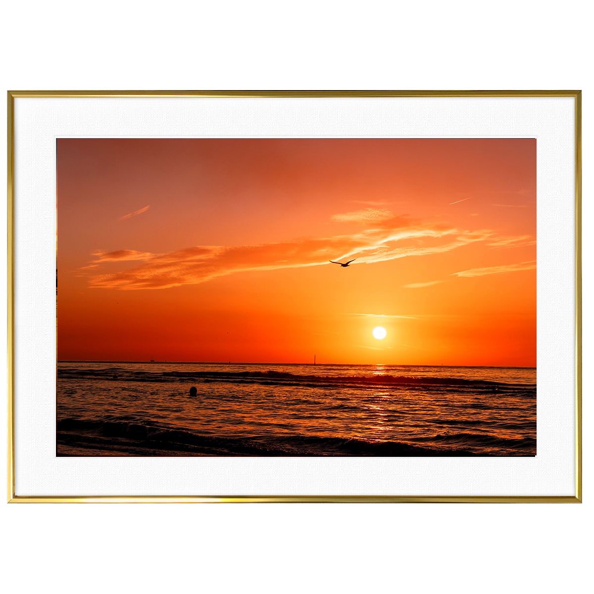 夕日写真 夕焼けの海岸を飛ぶ鳥 インテリアアートポスター額装 AS1653