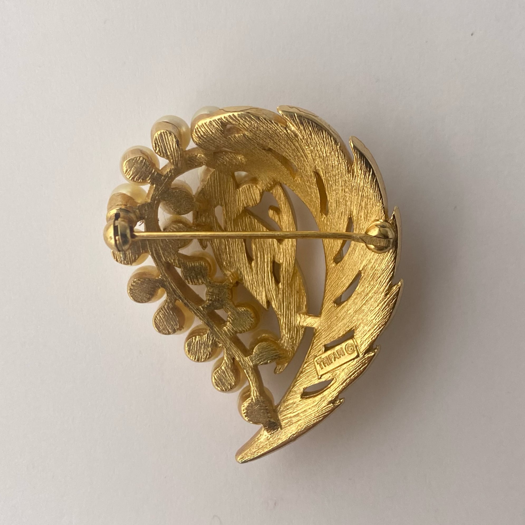 CROWN TRIFARI パールとリーフのブローチ | ARLEQUIN