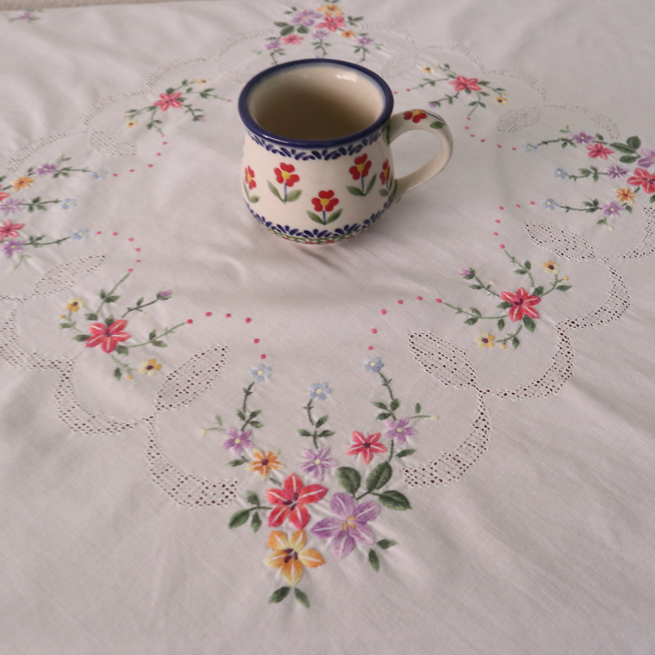 色とりどりカラフルなお花の手刺繍が素敵なテーブルクロス