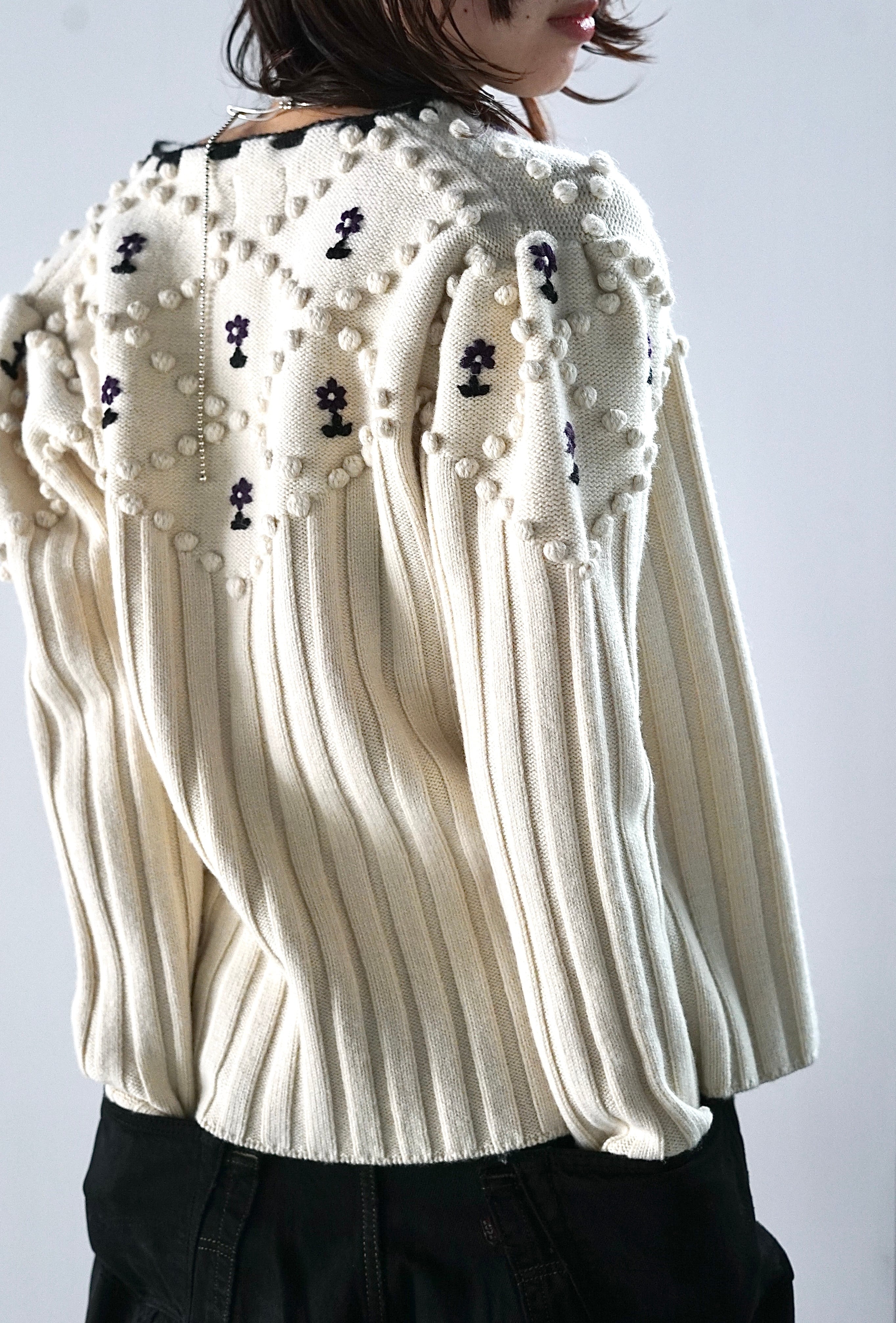 jonnlynx / British yarn flower pullover (White / Black) | JUQUI Online