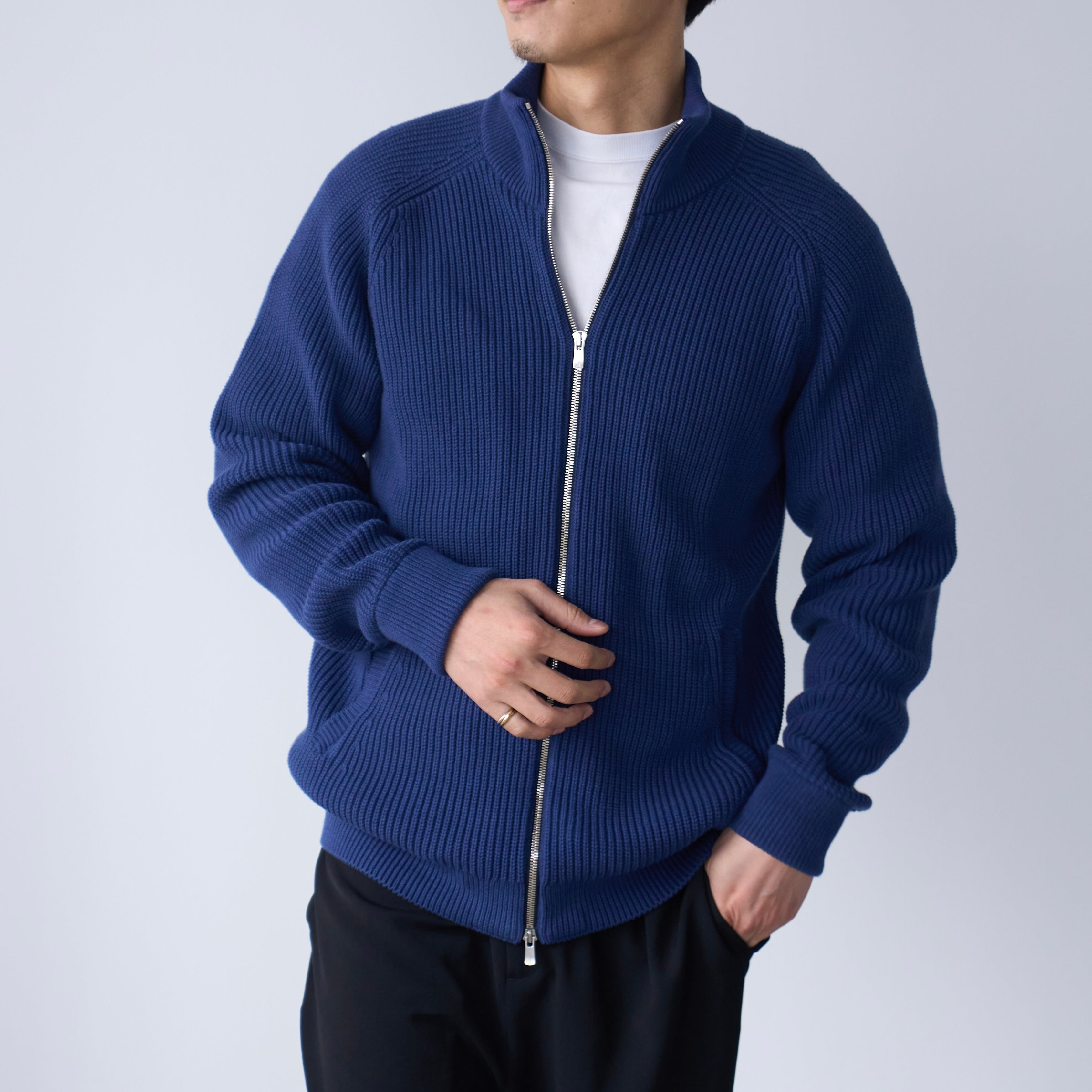 休日のOFFも、仕事のONも。大人の「ドライバーズニット」 | 「Japan