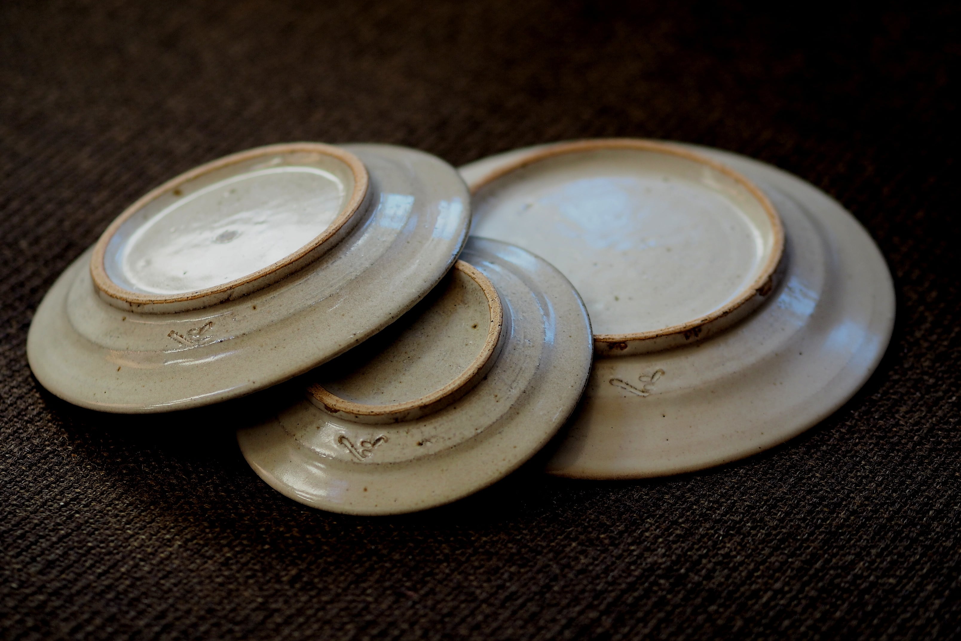 余宮隆 69.白濁釉鎬リム皿（SS） | 陶屋なづな