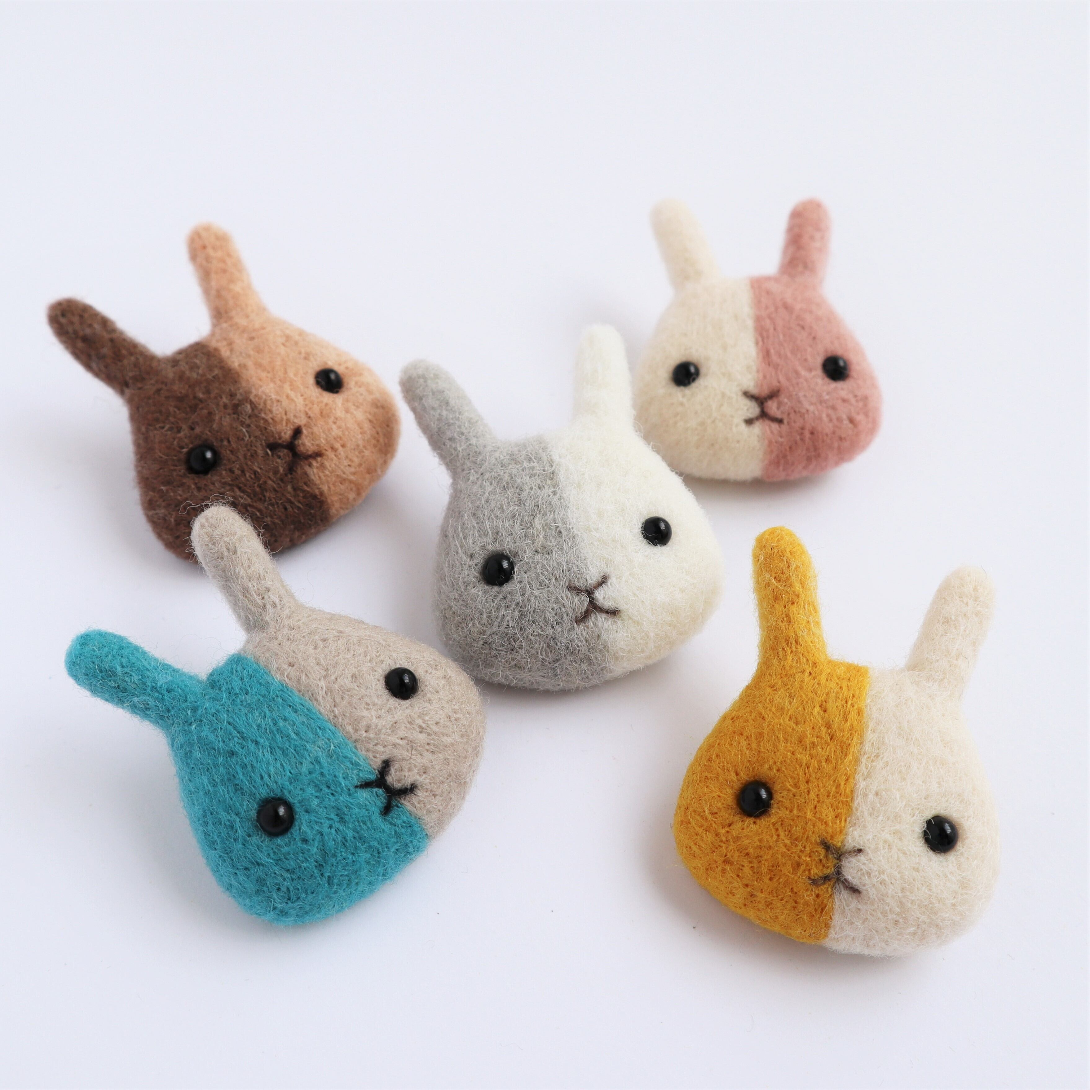 羊毛フェルトブローチ ウサギフェイス2color 白×くすみピンク | 羊毛