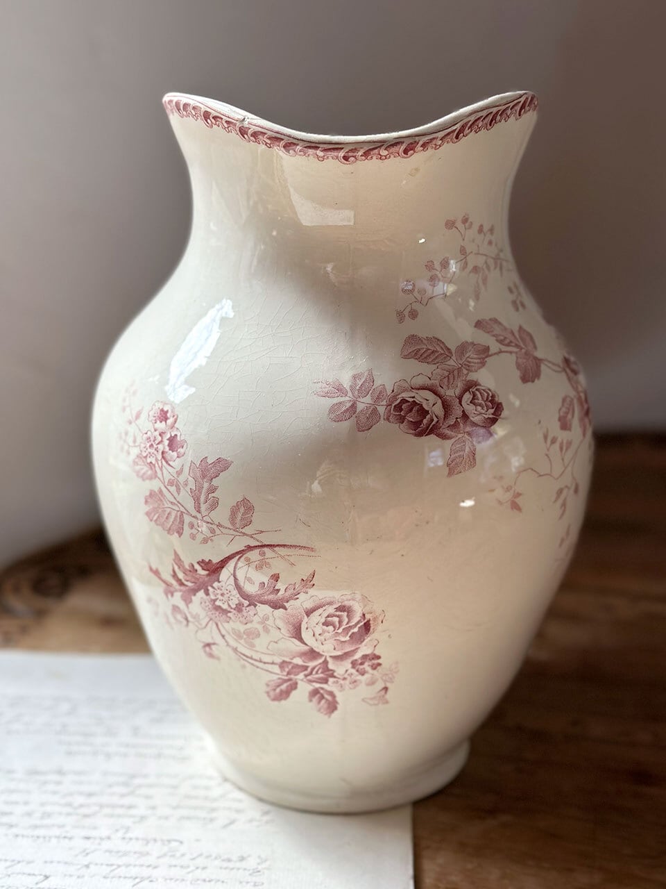 陶器のピッチャー ジャグ 水差し 赤い花柄 Choisy le roi | Brocante