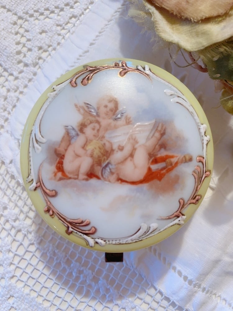 フランス 天使が可愛いミルクガラスのピルケース | AntiqueRose