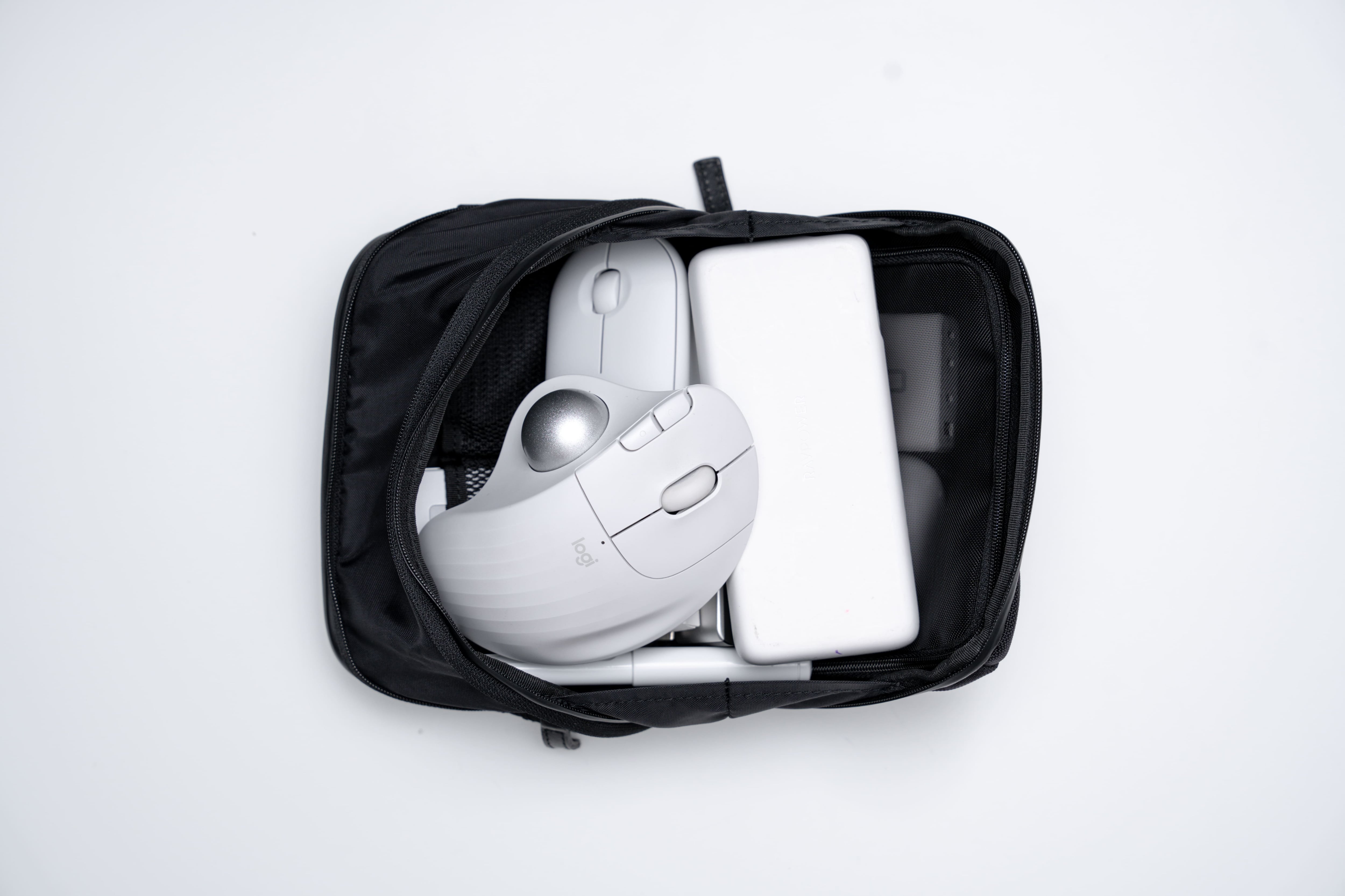 伸縮自在なガジェットポーチ「HALFDAY POUCH 」 | drip公式オンライン