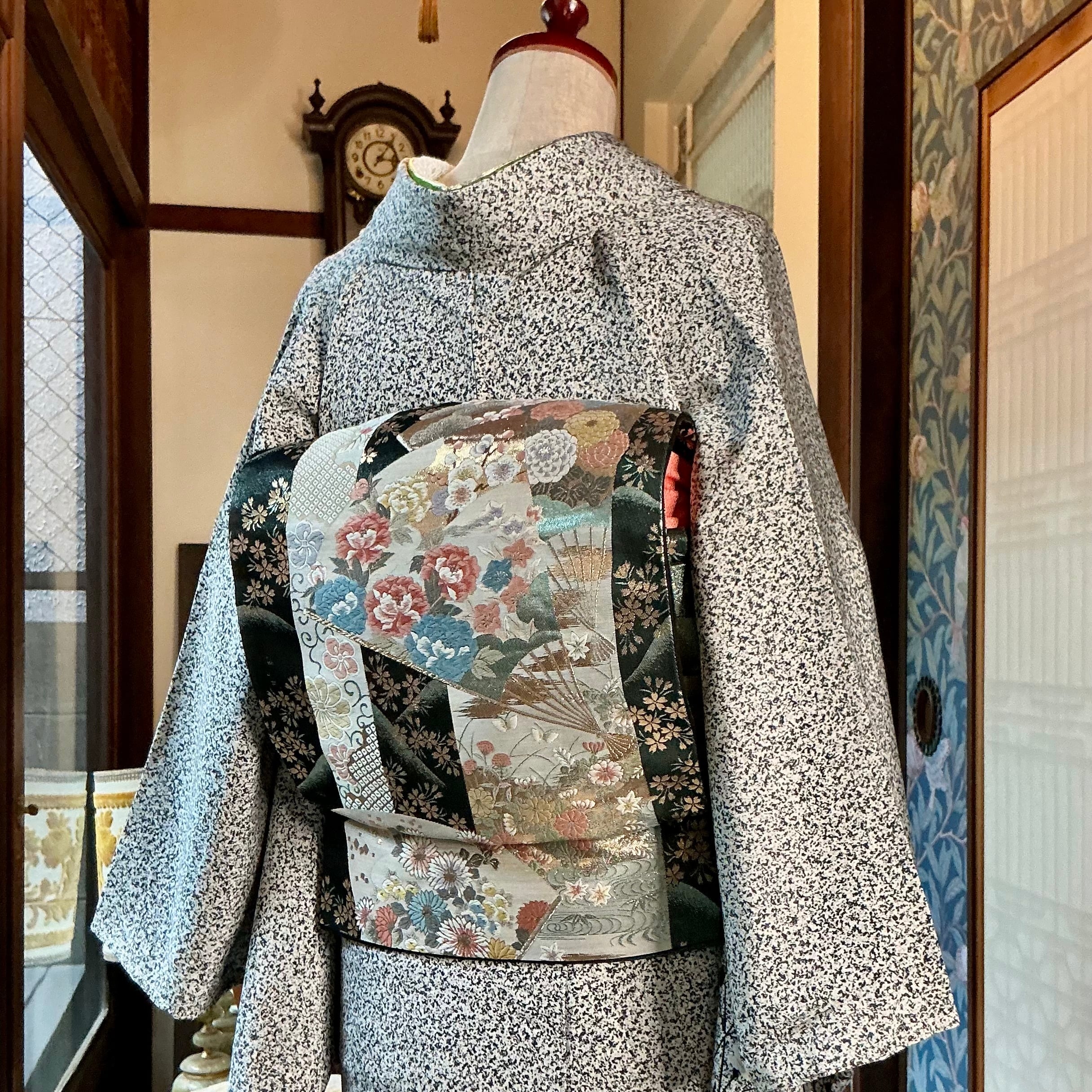 モノクロの秋草＊たたき染め 菊 桔梗 萩 白 墨黒 グレー ブラック 訪問