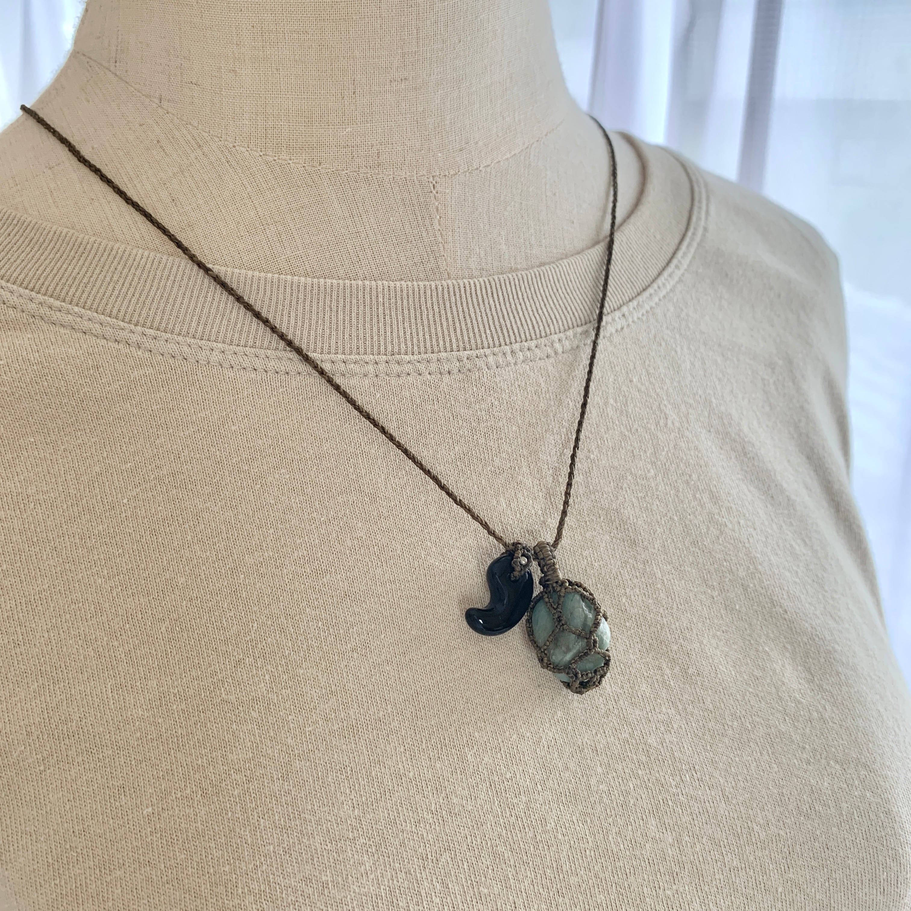 マクラメネックレス 糸魚川翡翠原石とオニキス勾玉 | 糸魚川翡翠