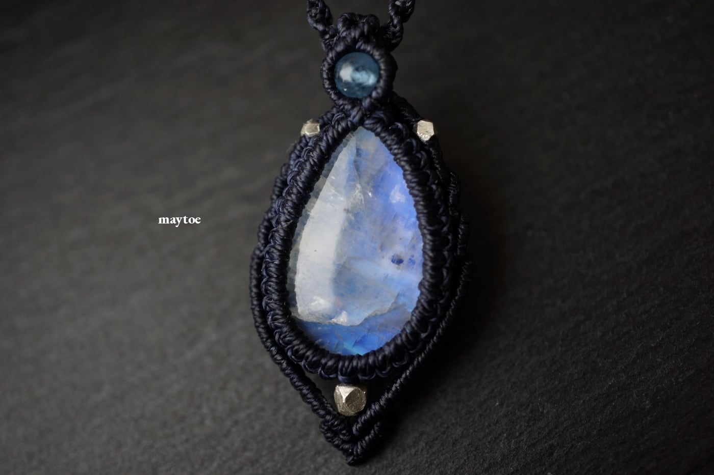 宝石質レインボームーンストーン（ホワイトラブラドライト）のマクラメ