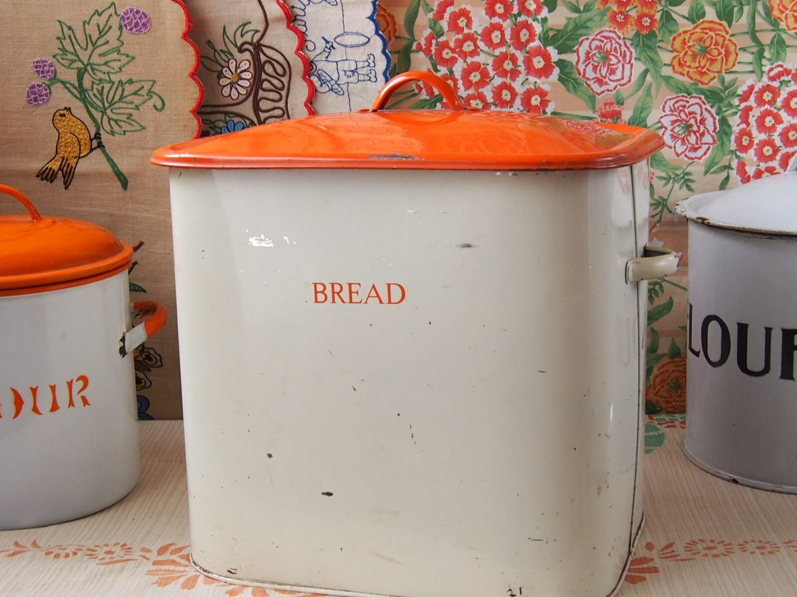 ①イギリス製 アンティーク ホーロー ブレッドケース BRED フラワー