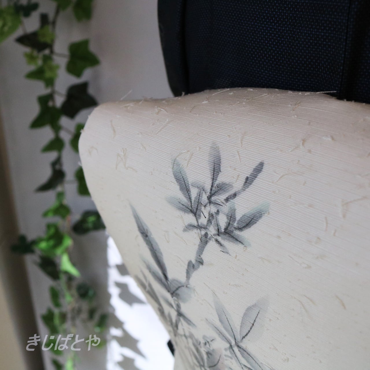 正絹ひげ紬 白地に赤い実のなごや 作家物 | きじばとや