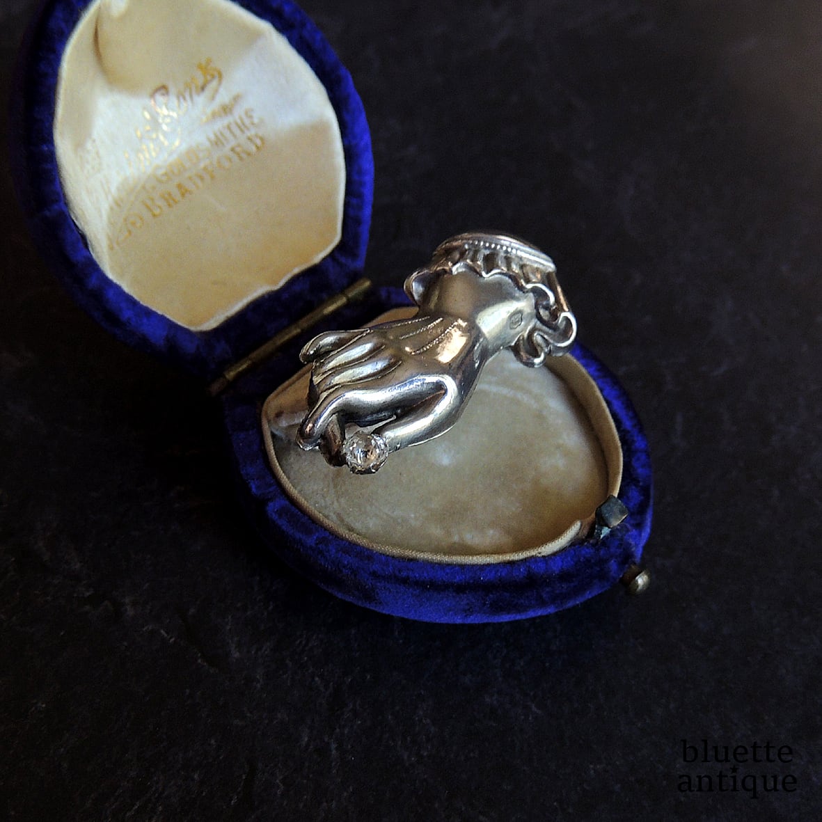 英国アンティーク スターリングシルバー ハンドモチーフ ブローチ