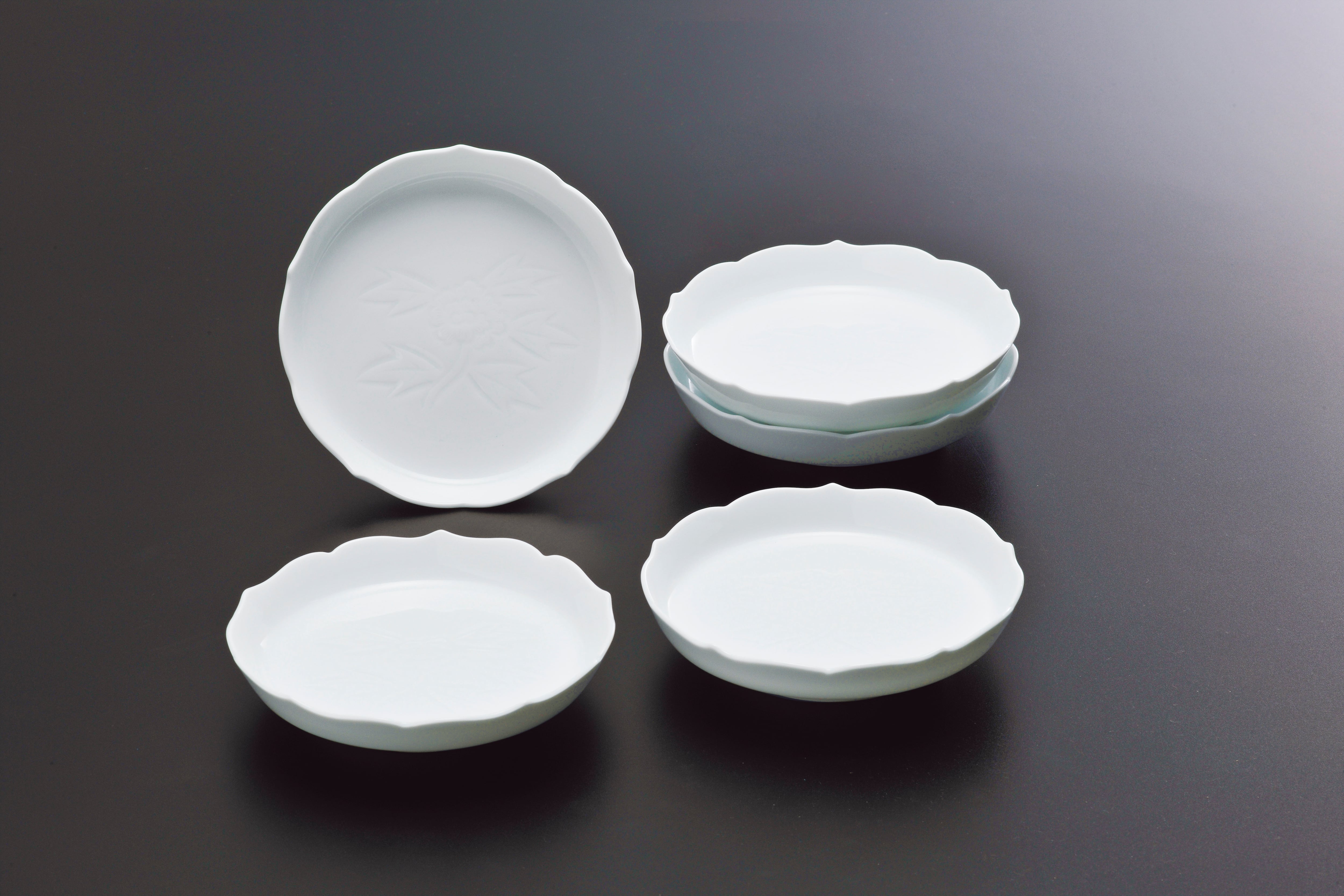 No.98【井上萬二窯作】白磁緑麦彫文皿 | 井上萬二窯 INOUE MANJI KILN