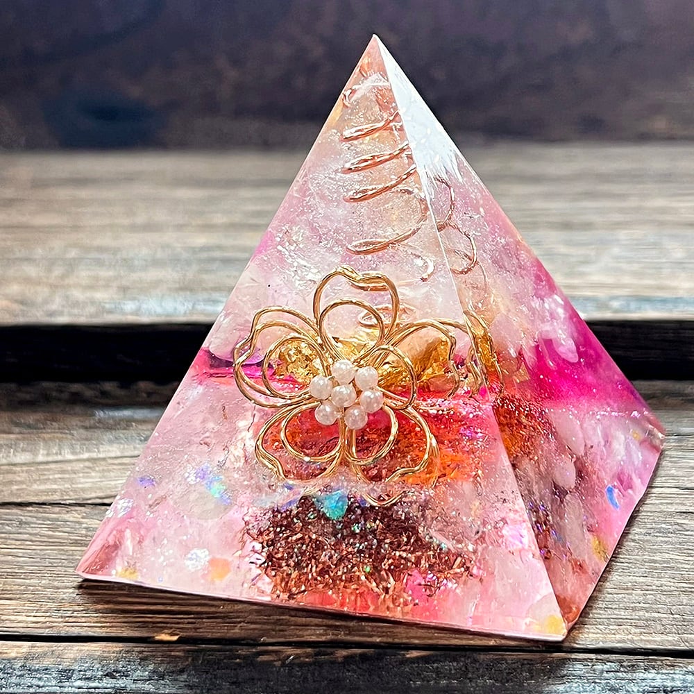 ピラミッド型 花と石 オルゴナイト 【3】アクアマリン | オルゴナイト