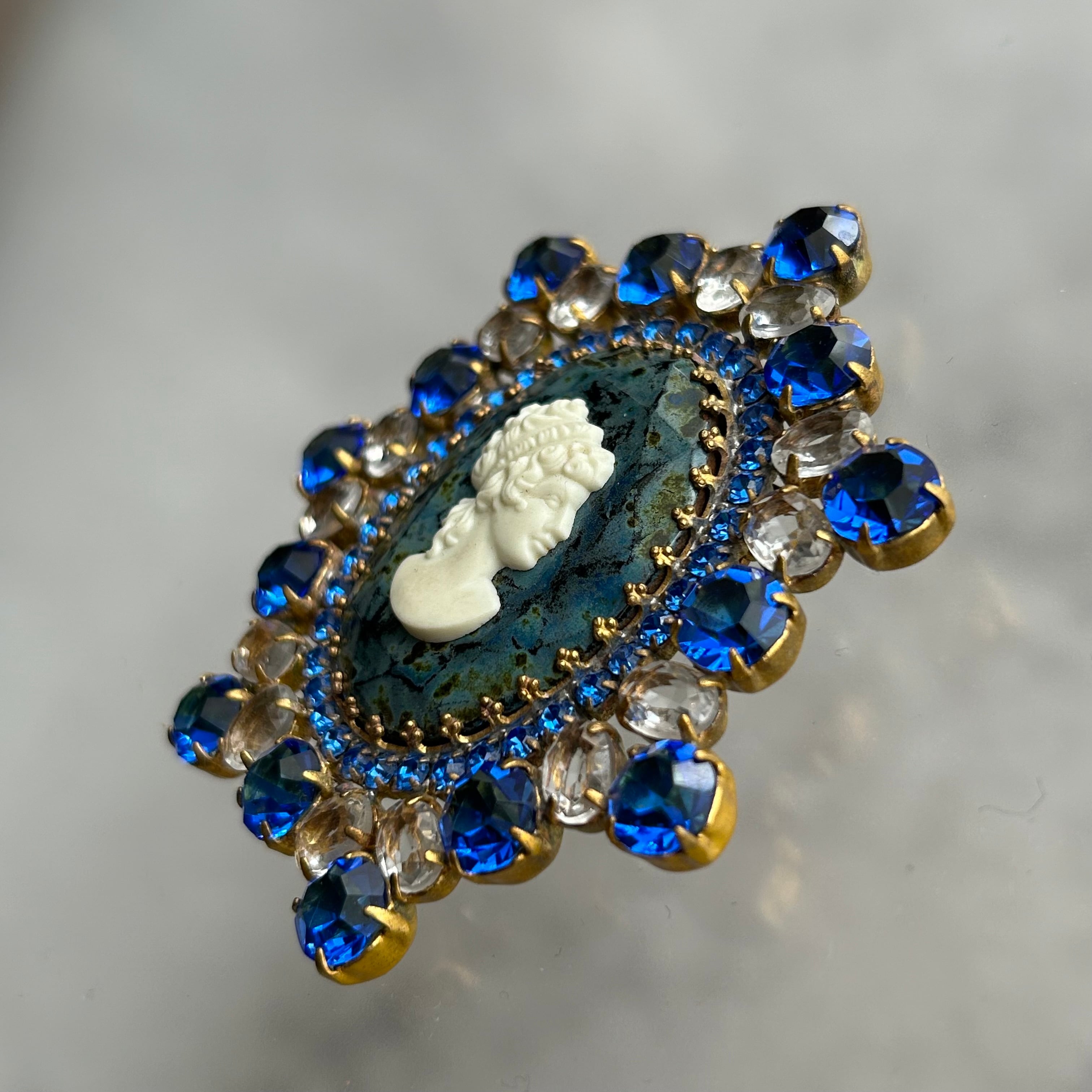 ヴィンテージガラスアクセサリー】ブローチ (ブルー貴婦人) | ボヘミア