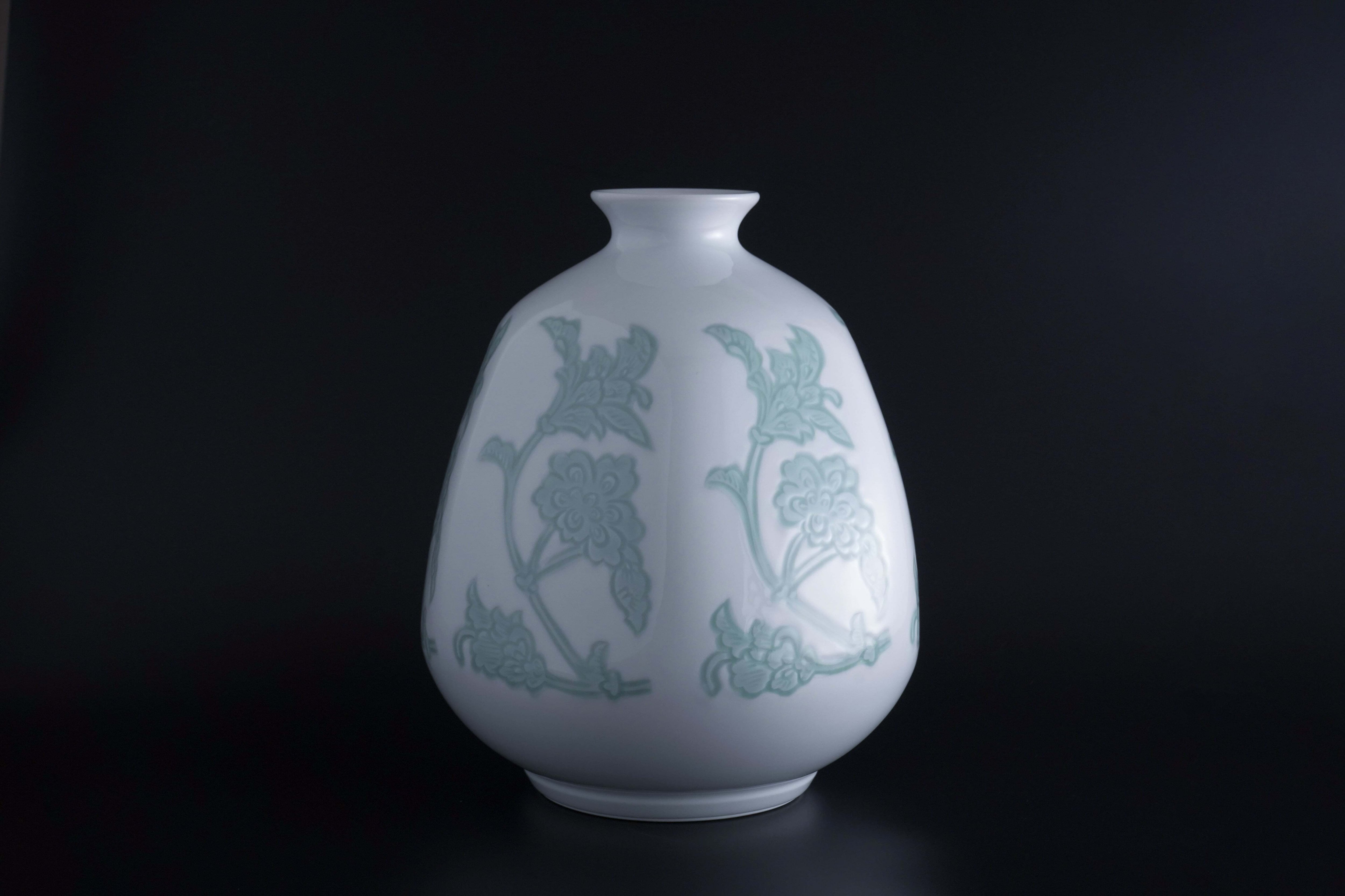 井上萬二作】白磁緑釉牡丹彫文面取壷 | 井上萬二窯 INOUE MANJI KILN